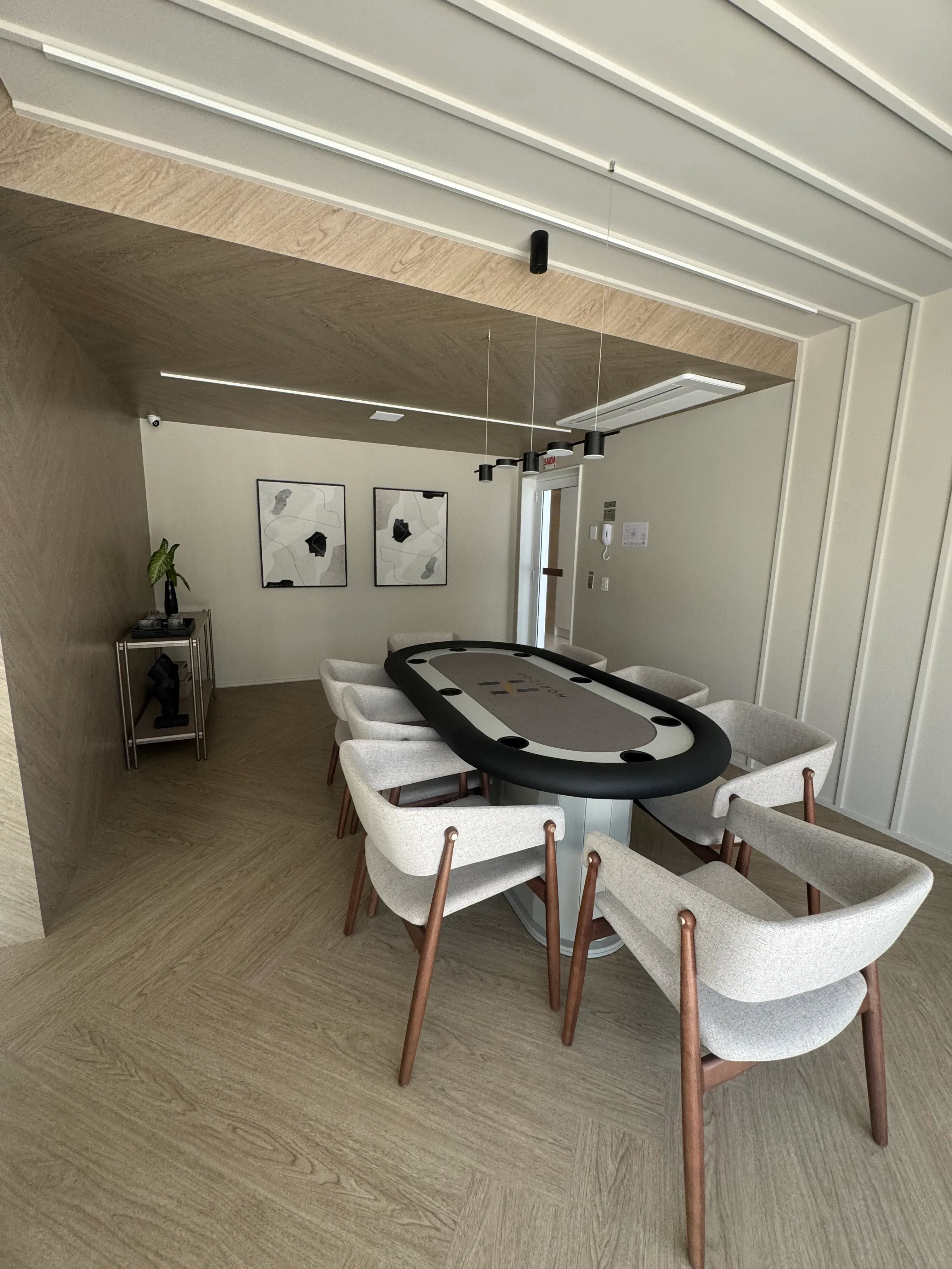 Apartamento com 3 dormitórios sendo 3 suítes e 2 vagas de garagem em Balneário Camboriú/SC