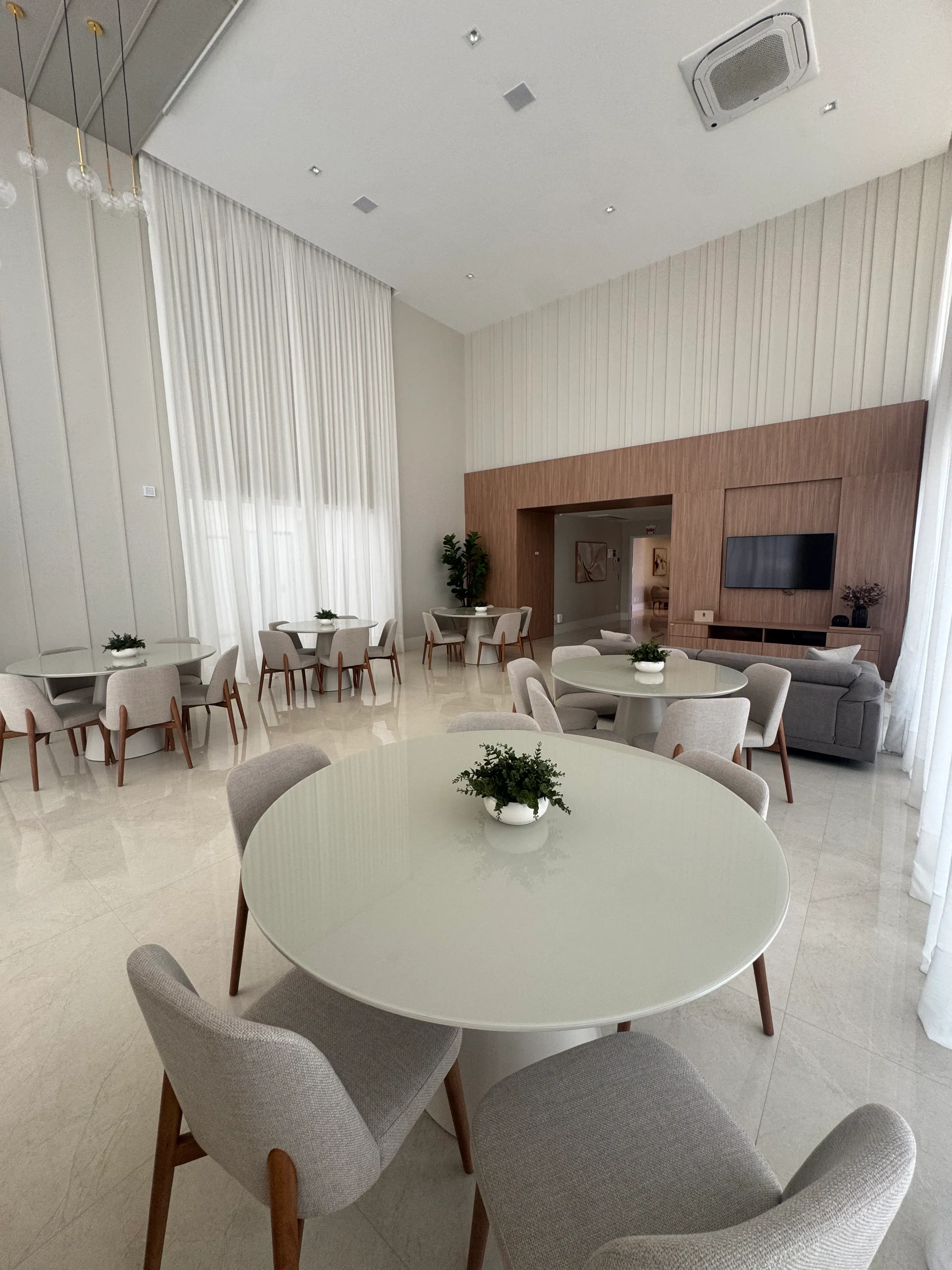 Apartamento com 3 dormitórios sendo 3 suítes e 2 vagas de garagem em Balneário Camboriú/SC