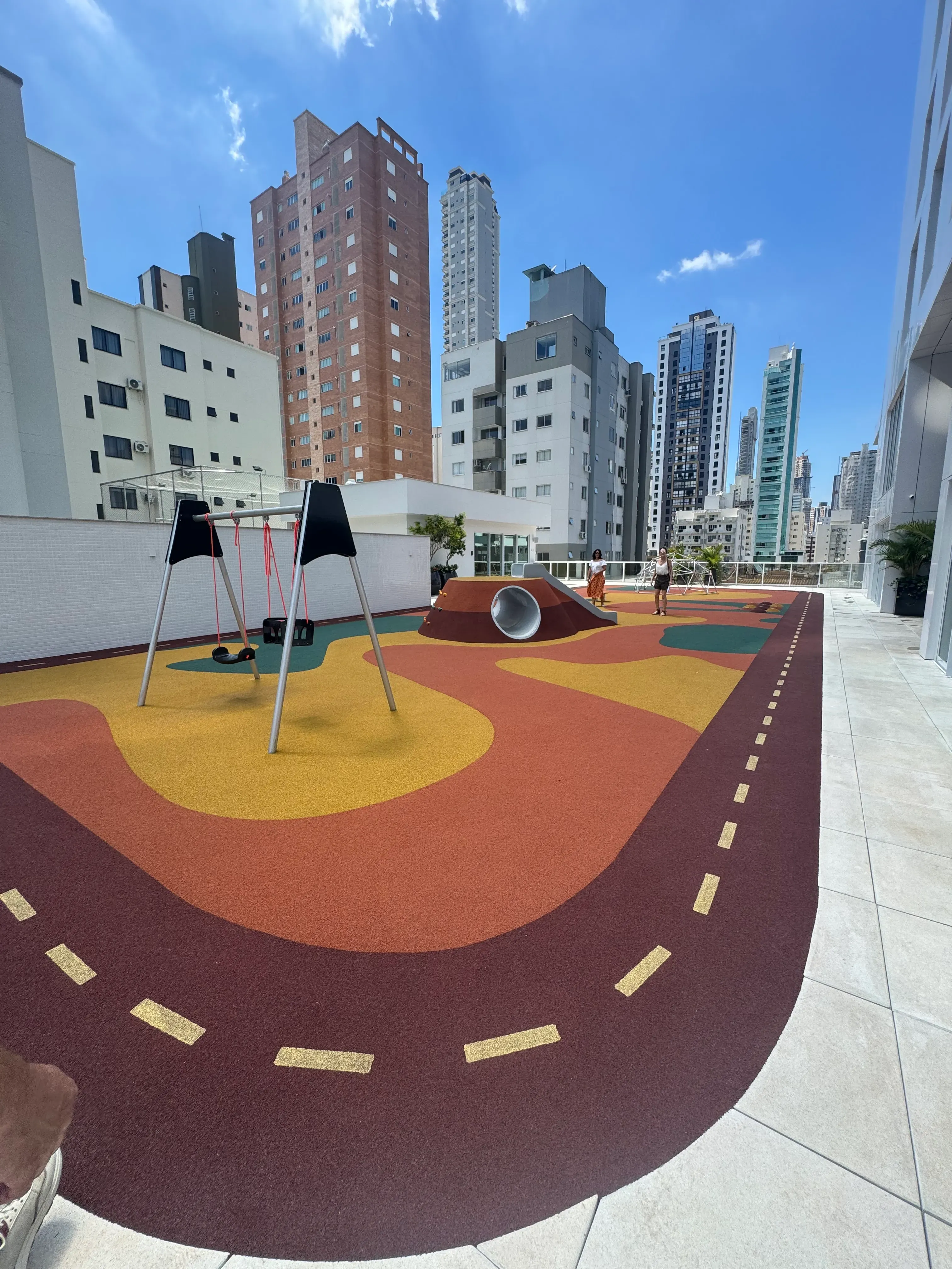 Apartamento com 3 dormitórios sendo 3 suítes e 2 vagas de garagem em Balneário Camboriú/SC