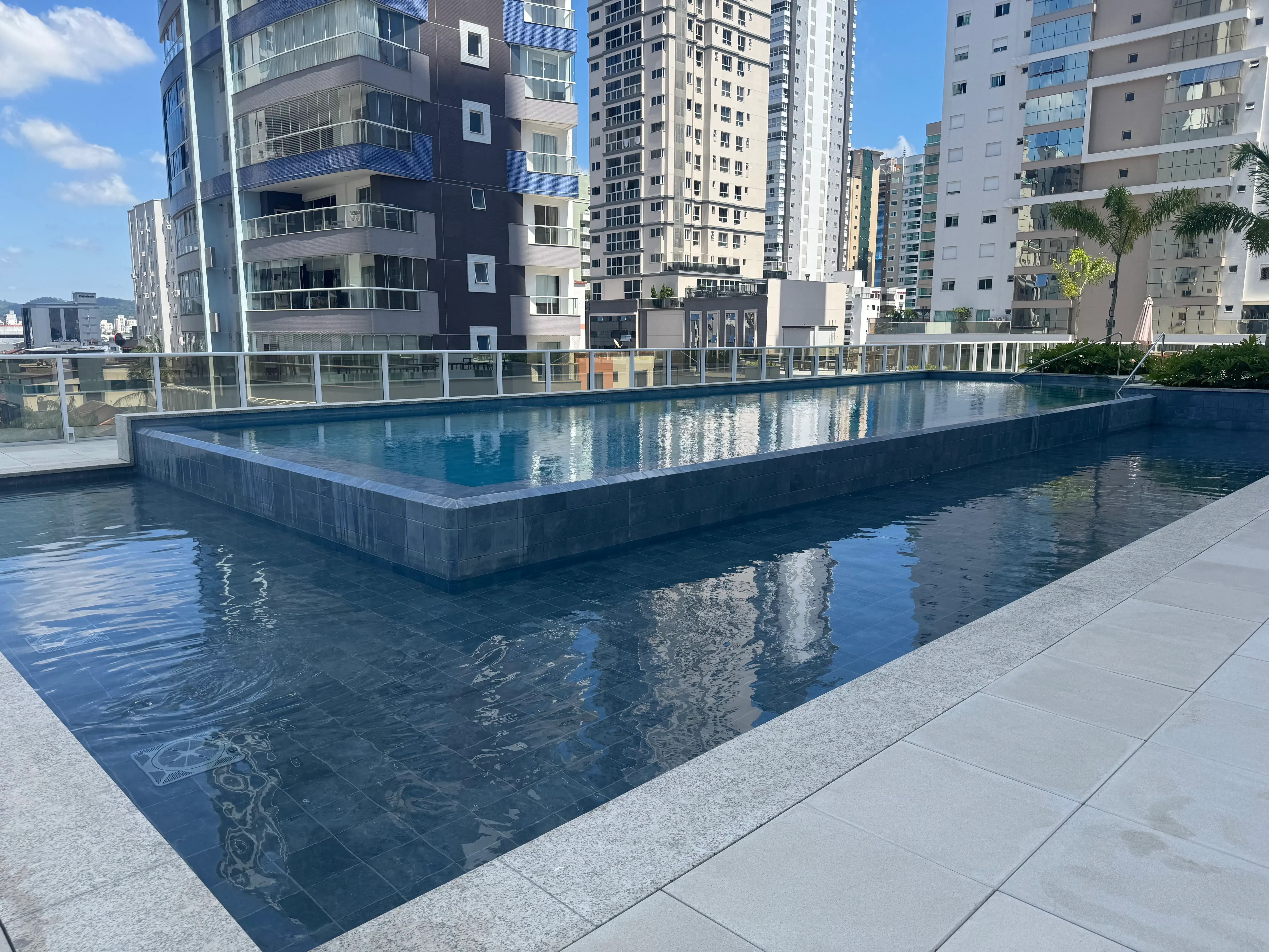 Apartamento com 3 dormitórios sendo 3 suítes e 2 vagas de garagem em Balneário Camboriú/SC