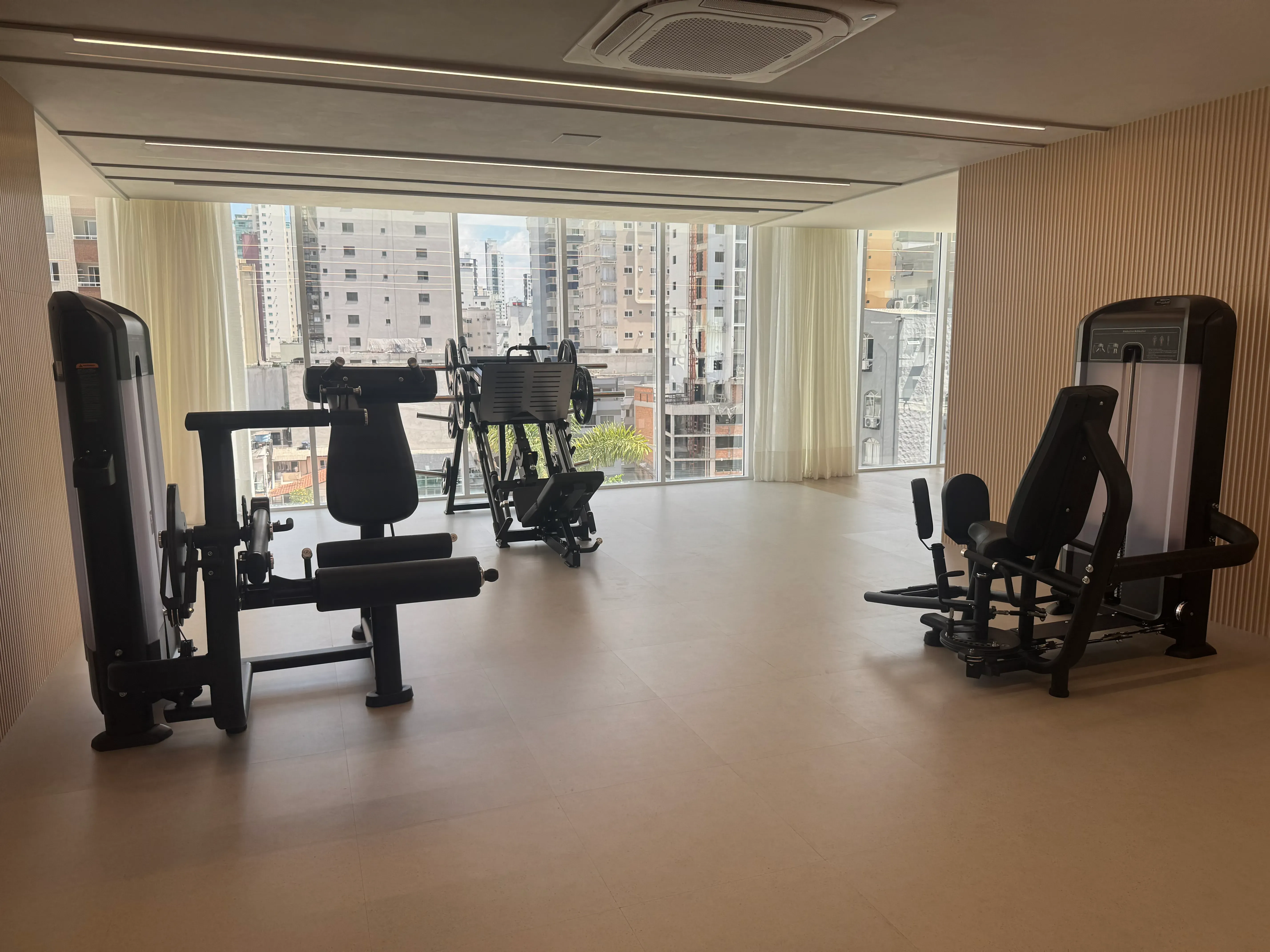 Apartamento com 3 dormitórios sendo 3 suítes e 2 vagas de garagem em Balneário Camboriú/SC