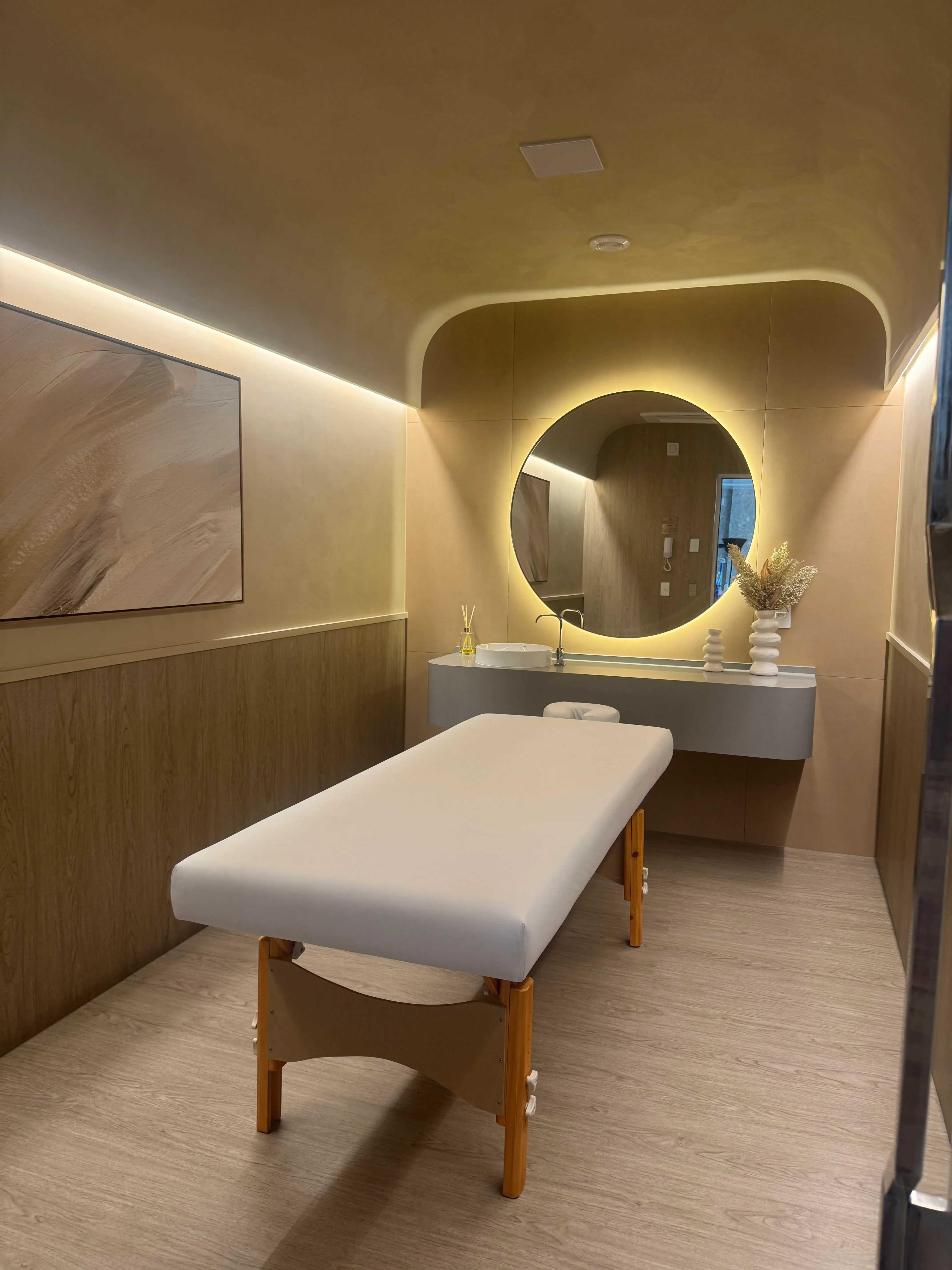 Apartamento com 3 dormitórios sendo 3 suítes e 2 vagas de garagem em Balneário Camboriú/SC