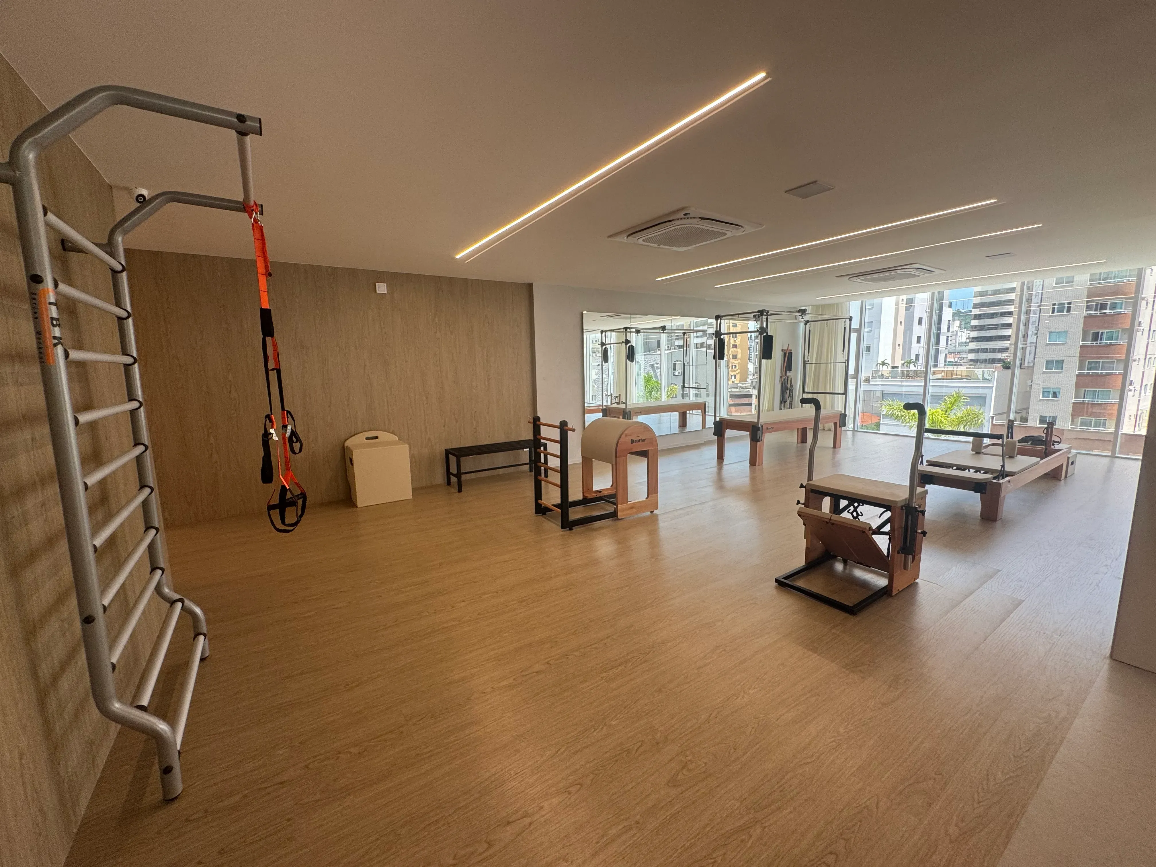 Apartamento com 3 dormitórios sendo 3 suítes e 2 vagas de garagem em Balneário Camboriú/SC