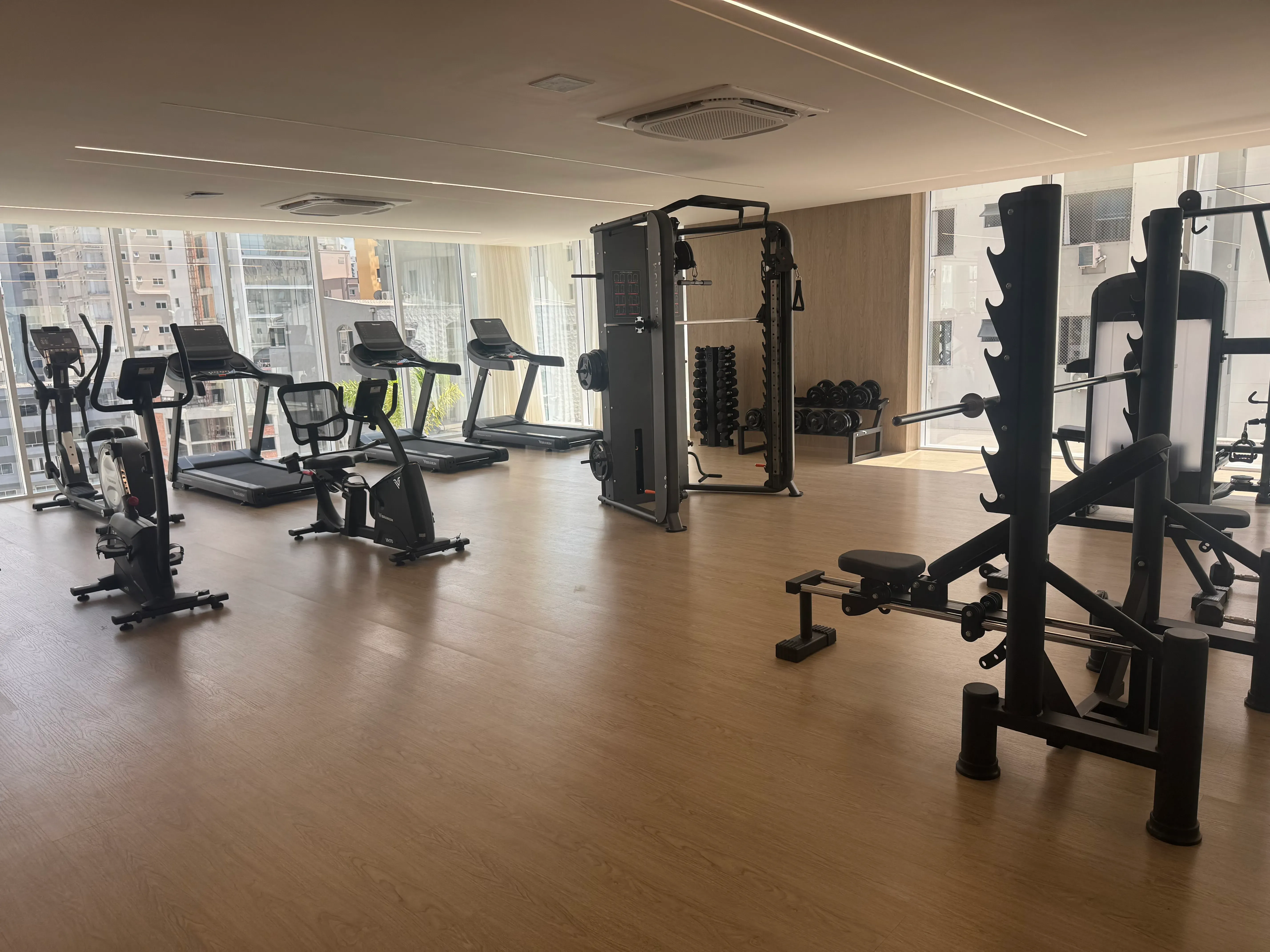 Apartamento com 3 dormitórios sendo 3 suítes e 2 vagas de garagem em Balneário Camboriú/SC