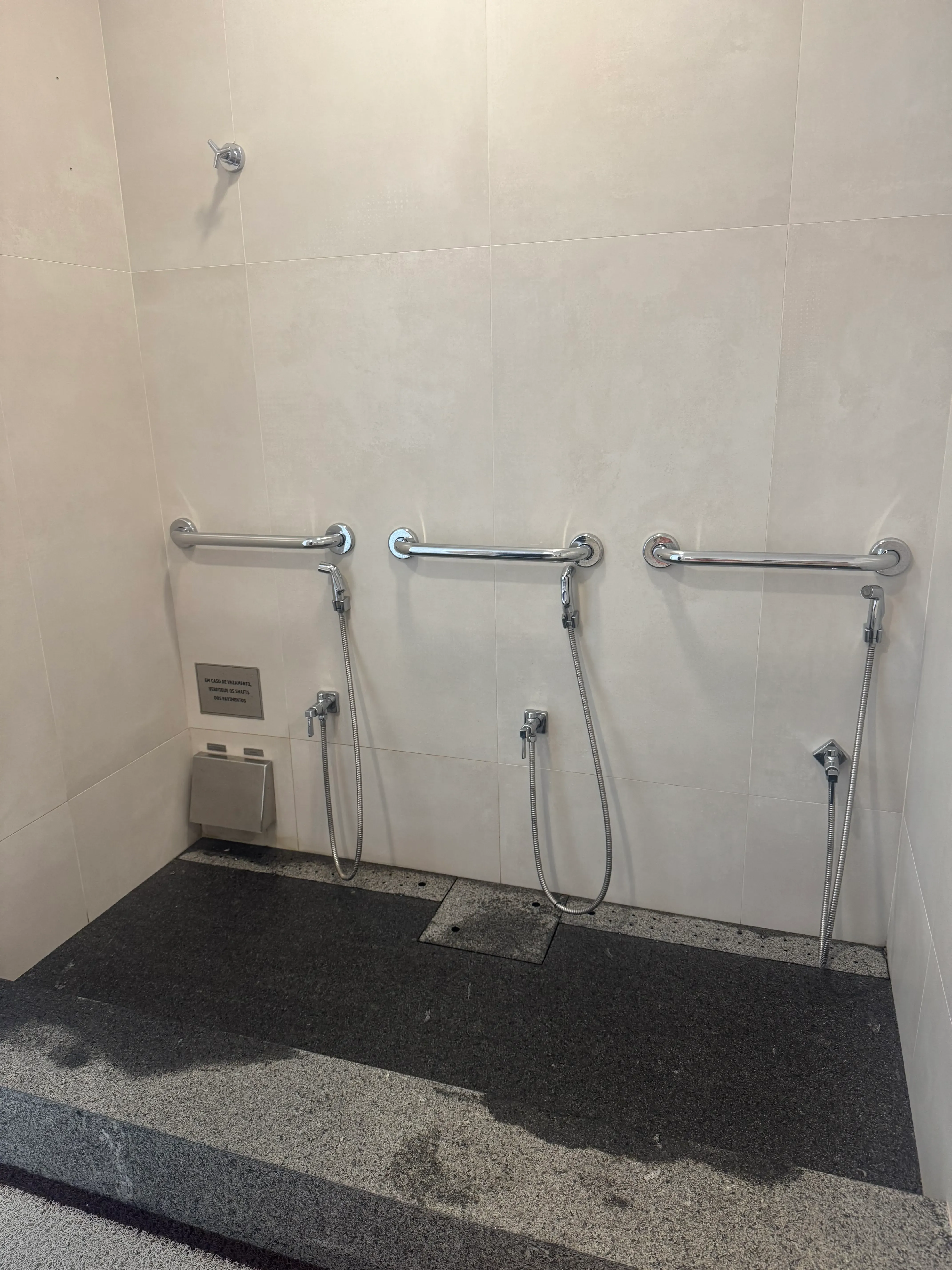 Apartamento com 3 dormitórios sendo 3 suítes e 2 vagas de garagem em Balneário Camboriú/SC