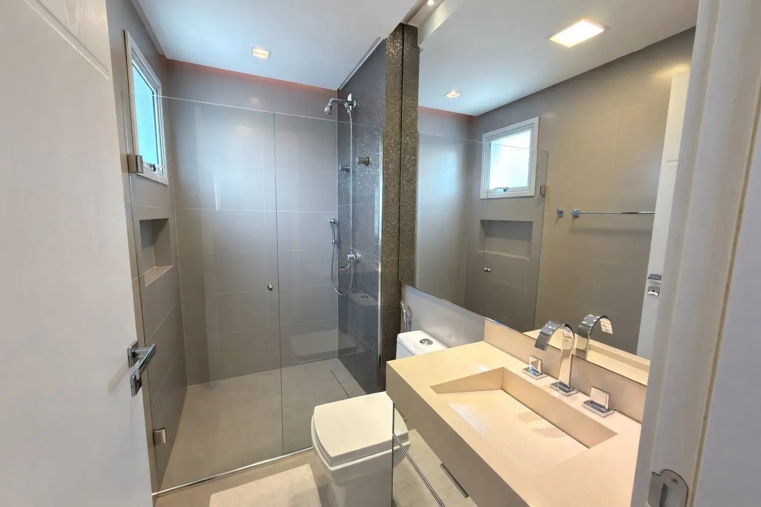 Apartamento com 3 dormitórios sendo 3 suítes e 3 vagas de garagem em Balneário Camboriú/SC