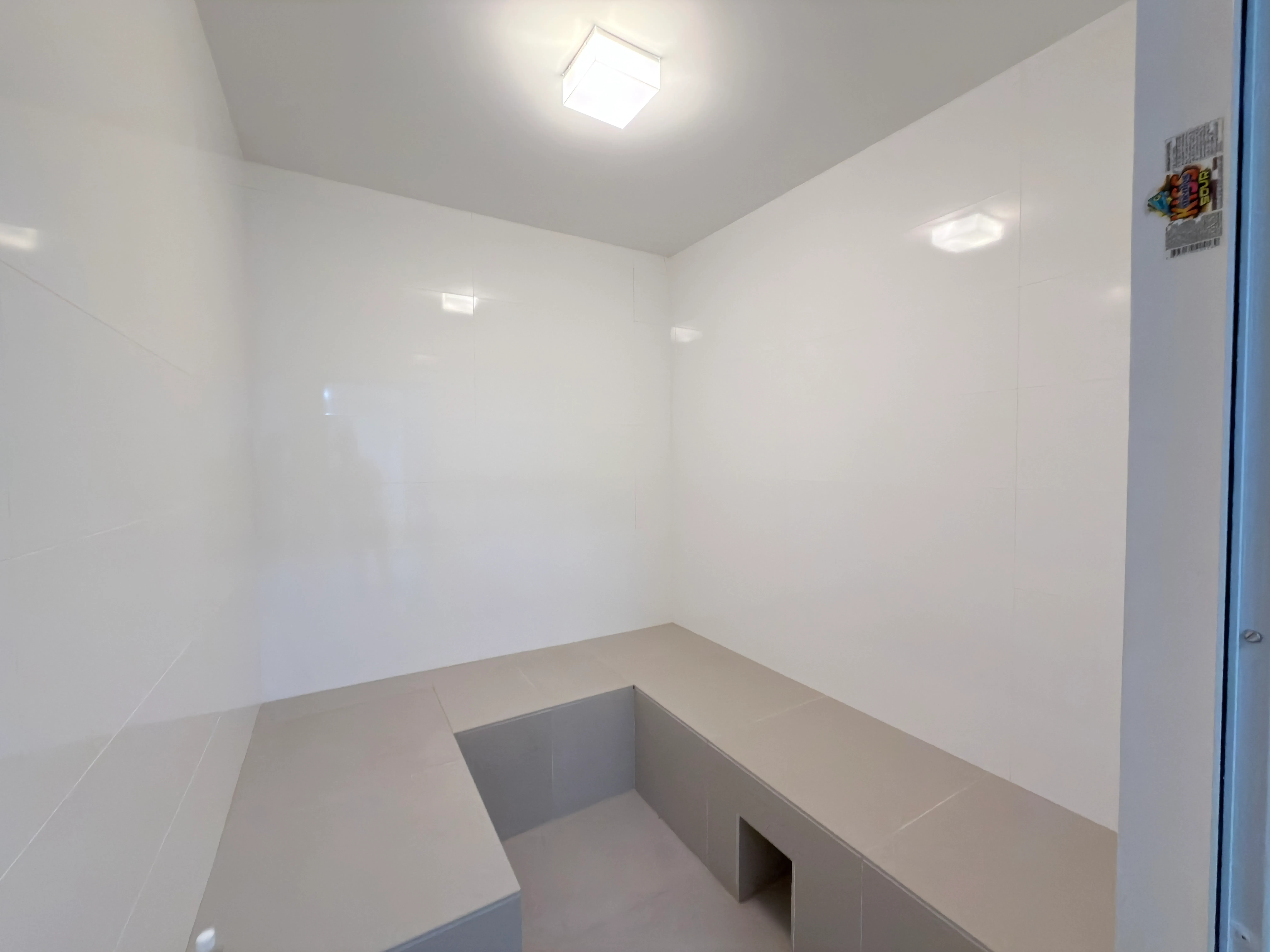 Apartamento com 3 dormitórios sendo 3 suítes e 3 vagas de garagem em Balneário Camboriú/SC