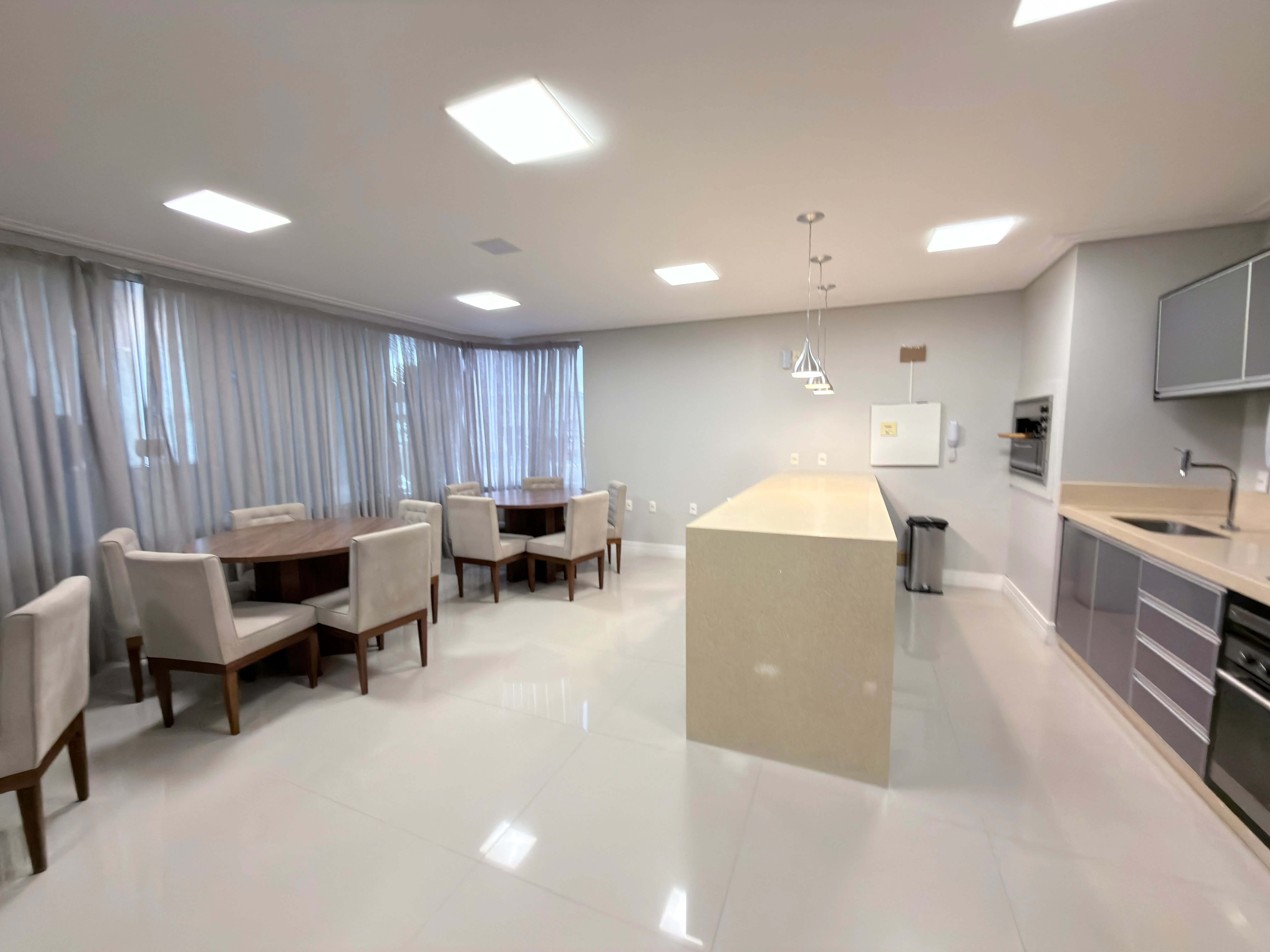 Apartamento com 3 dormitórios sendo 3 suítes e 3 vagas de garagem em Balneário Camboriú/SC