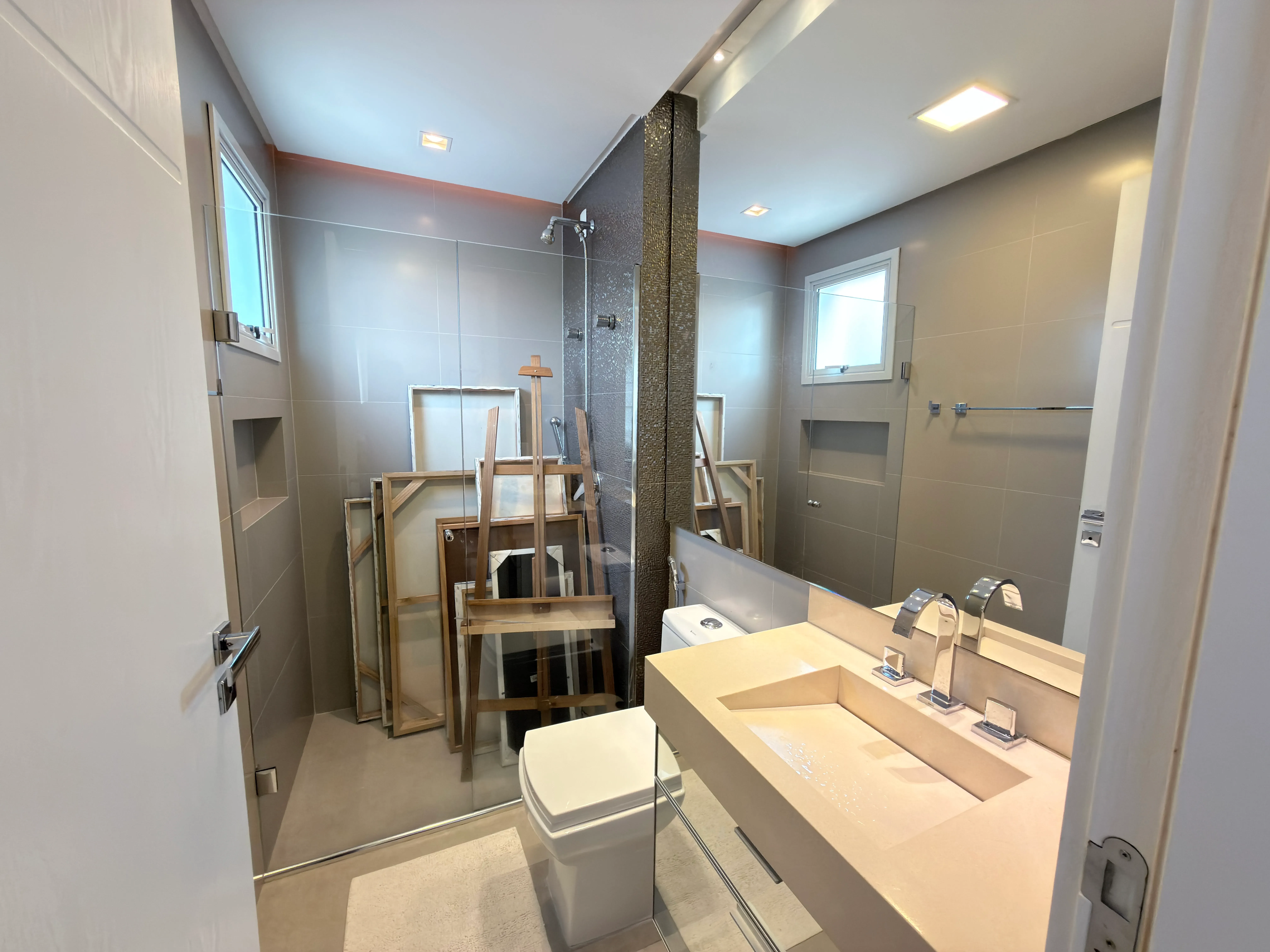 Apartamento com 3 dormitórios sendo 3 suítes e 3 vagas de garagem em Balneário Camboriú/SC