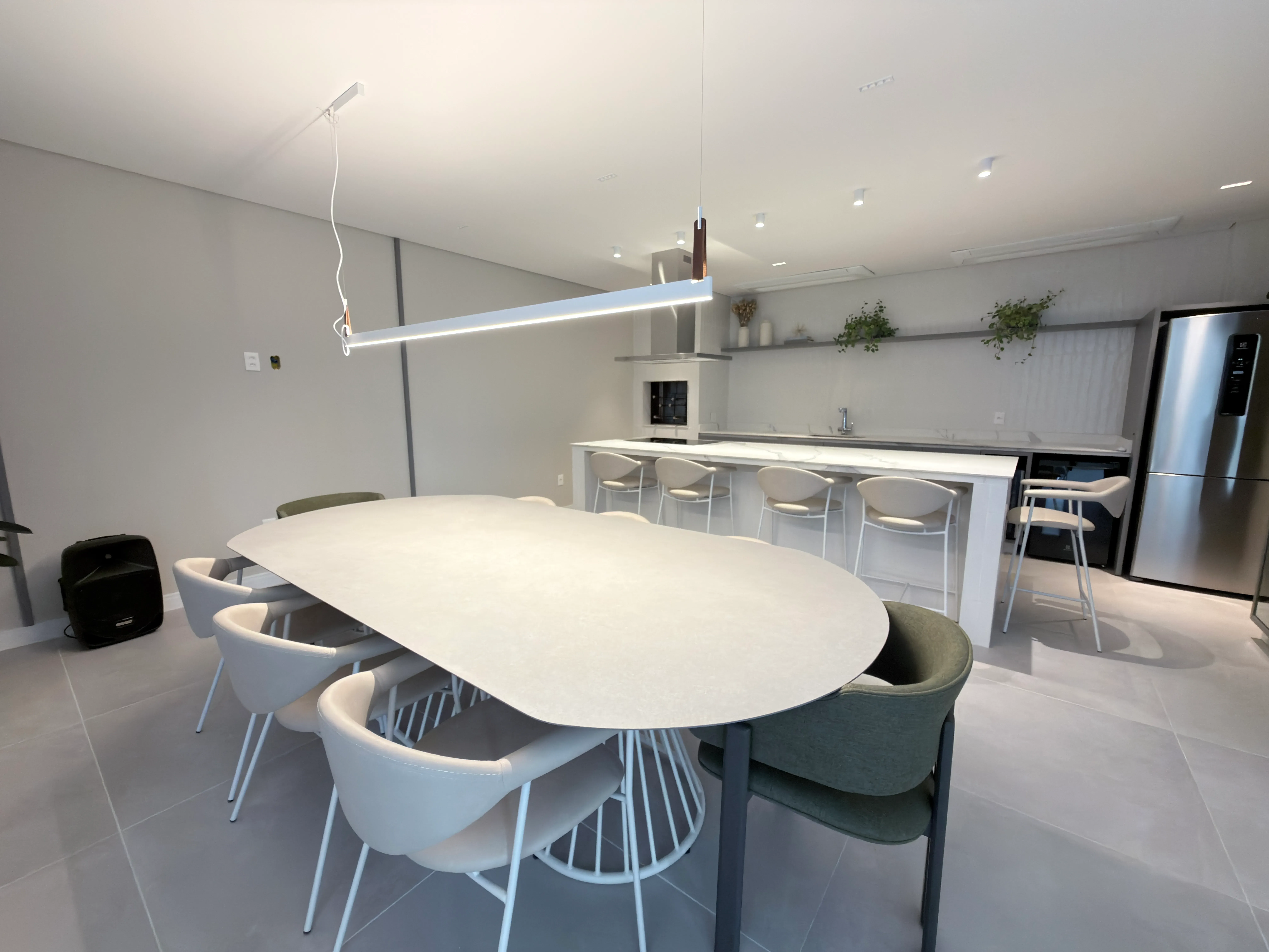 Apartamento com 3 dormitórios sendo 3 suítes e 3 vagas de garagem em Balneário Camboriú/SC