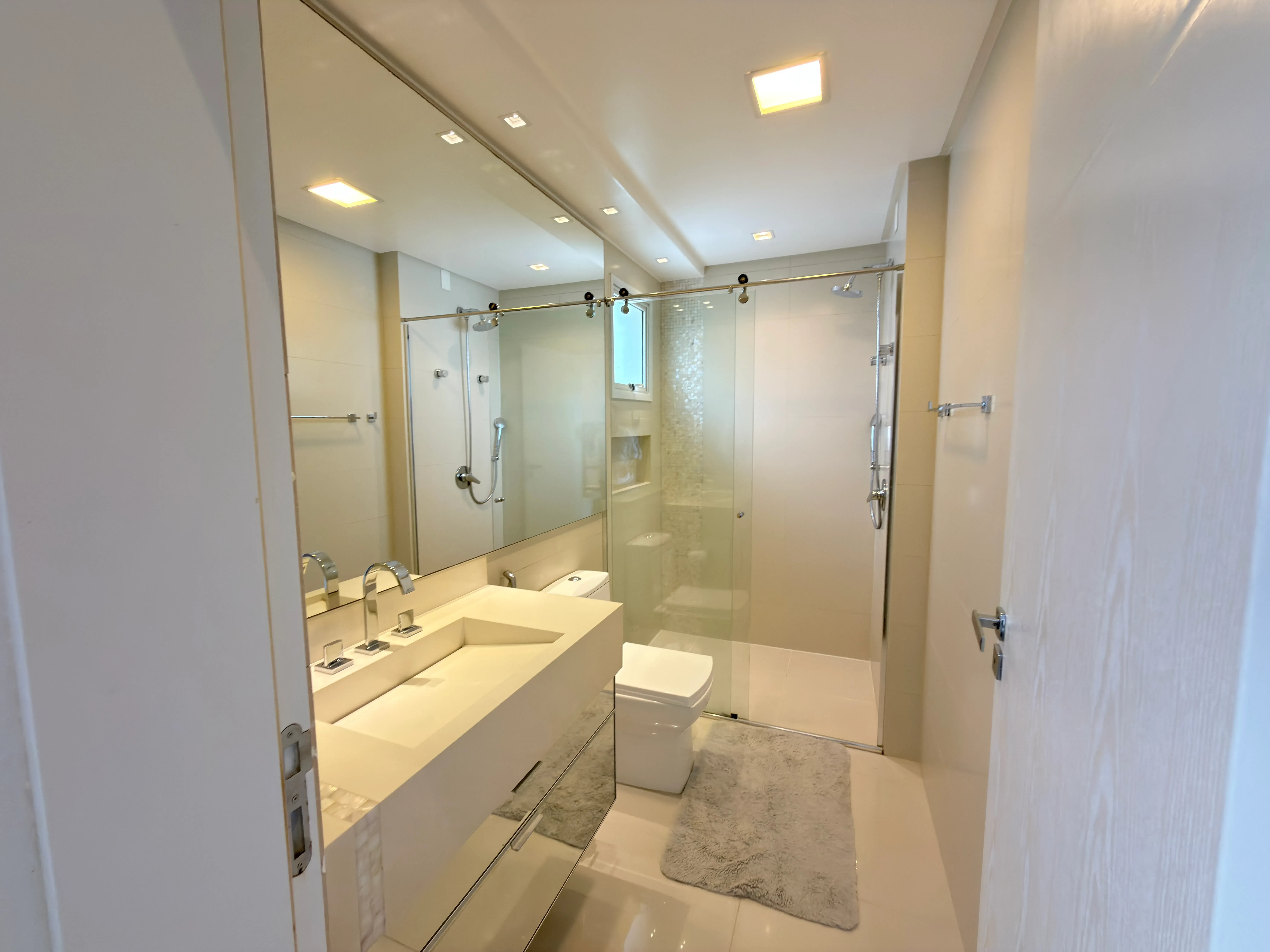 Apartamento com 3 dormitórios sendo 3 suítes e 3 vagas de garagem em Balneário Camboriú/SC