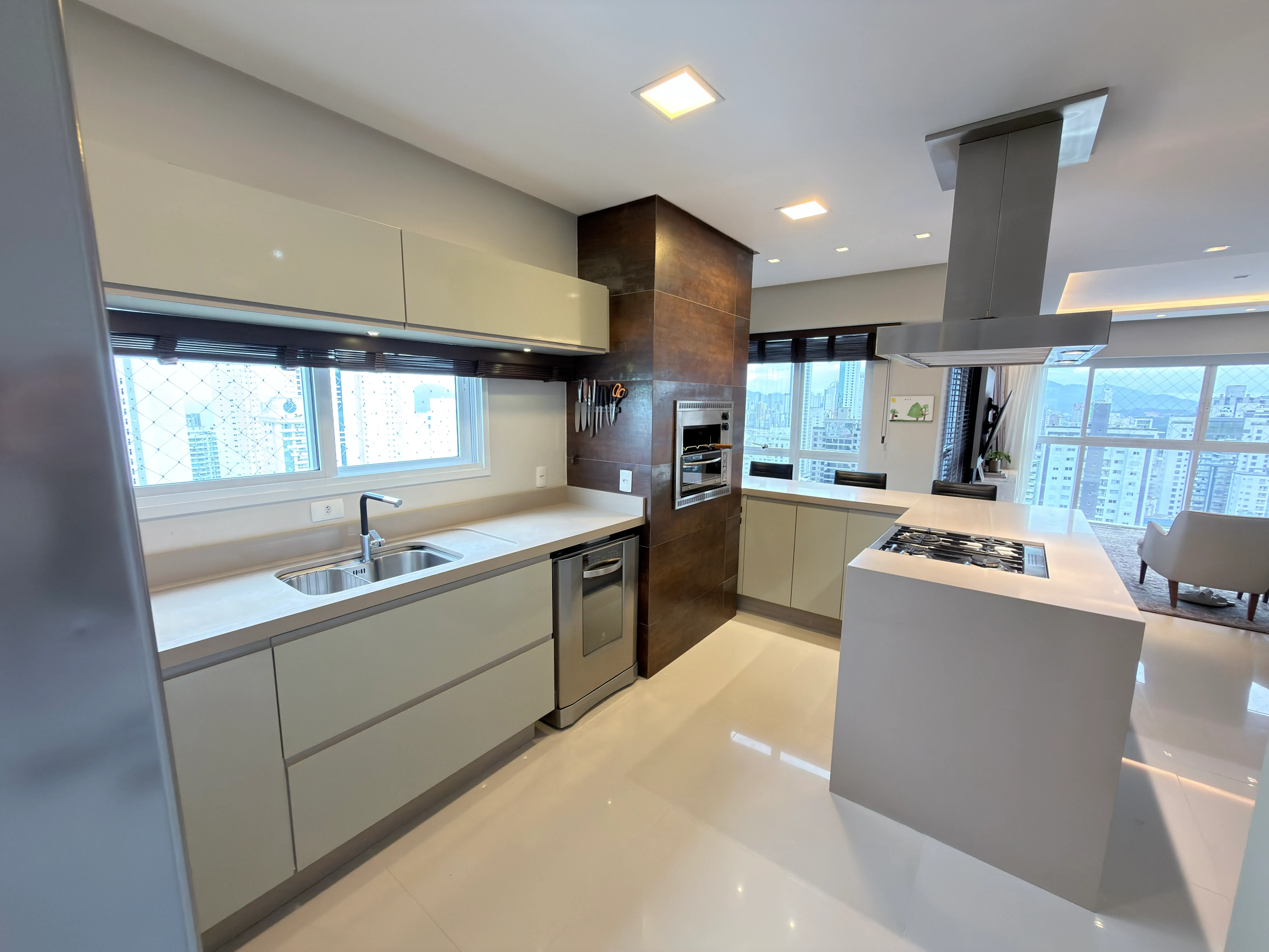 Apartamento com 3 dormitórios sendo 3 suítes e 3 vagas de garagem em Balneário Camboriú/SC