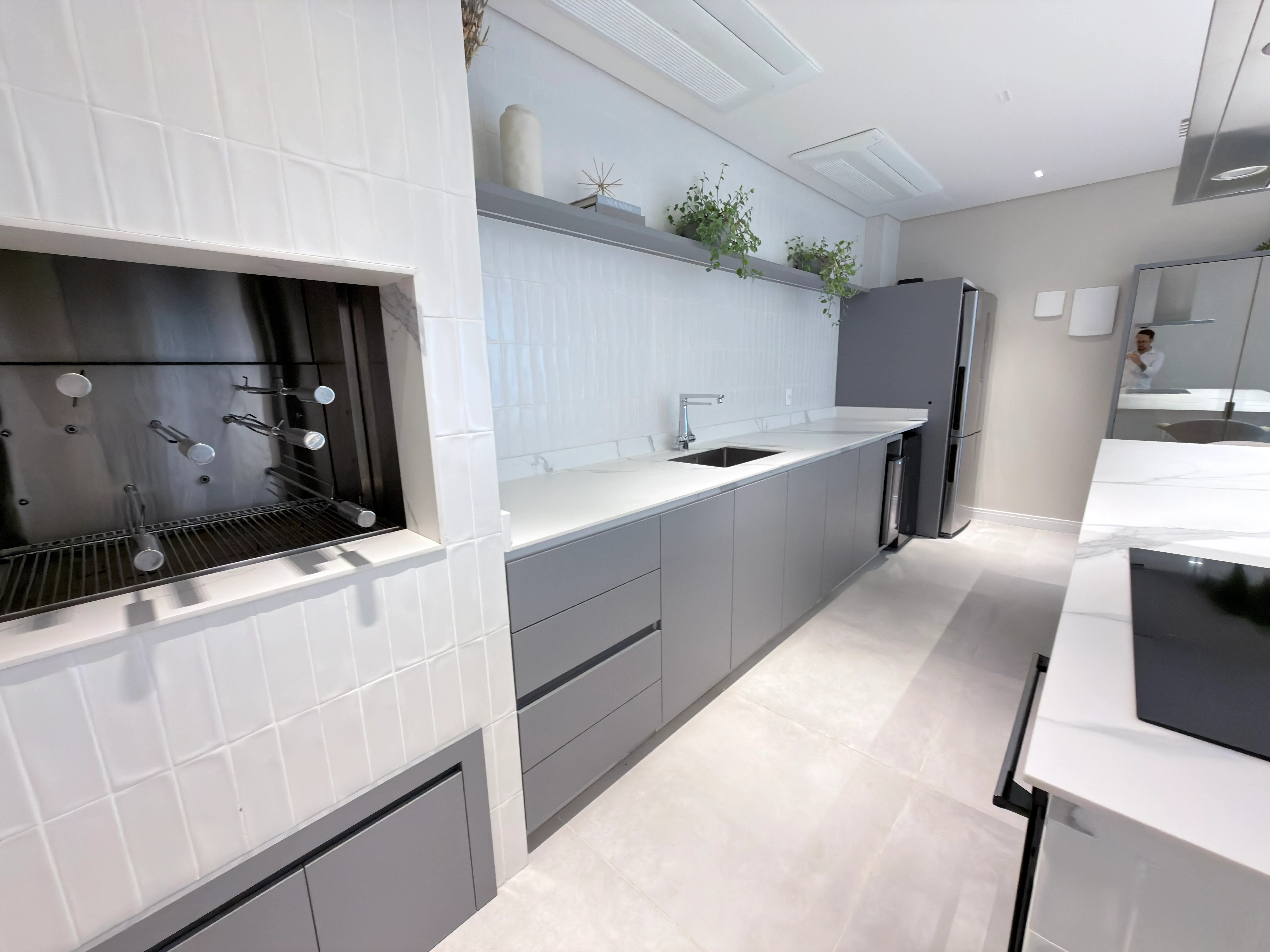 Apartamento com 3 dormitórios sendo 3 suítes e 3 vagas de garagem em Balneário Camboriú/SC