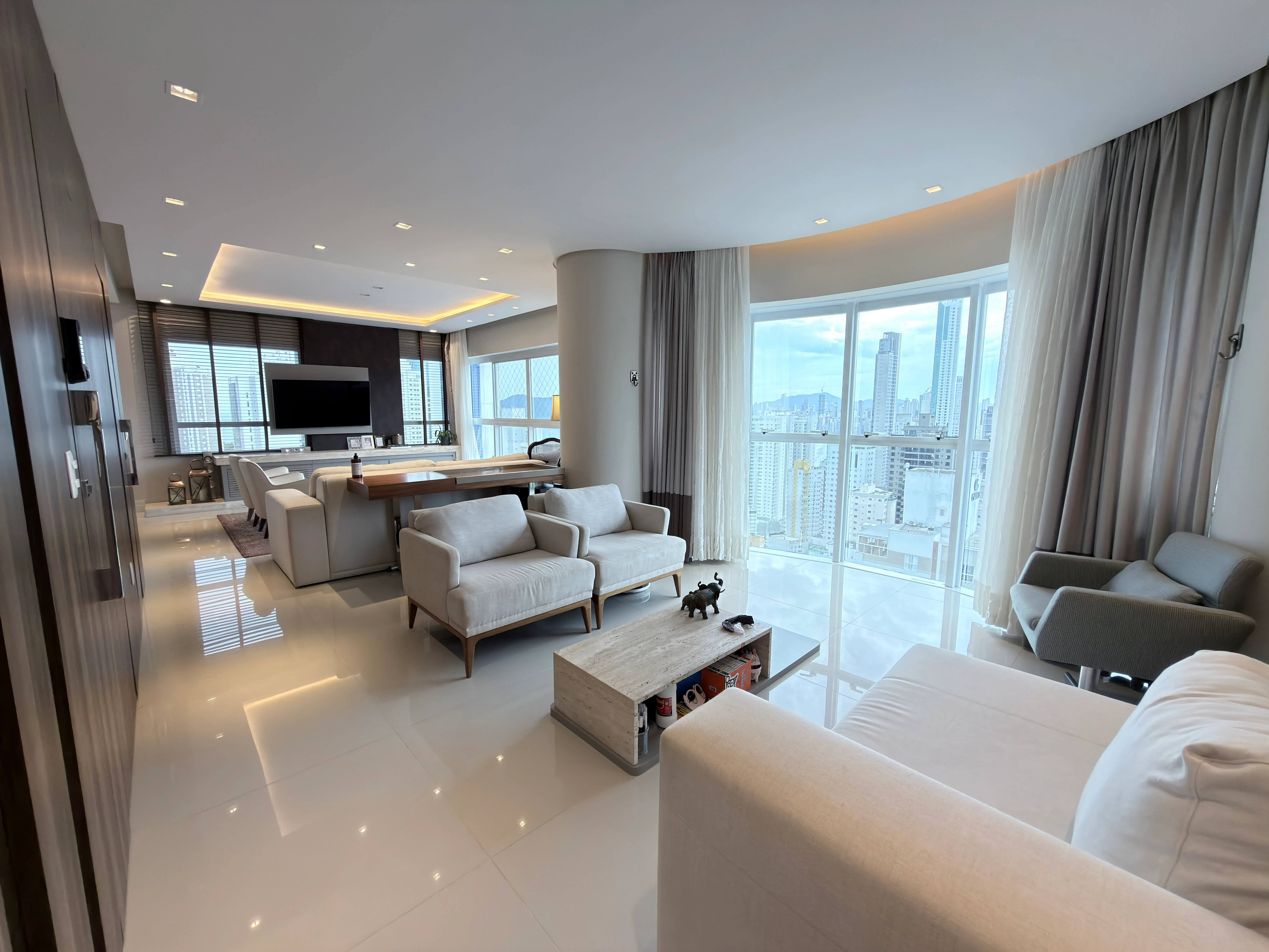 Apartamento com 3 dormitórios sendo 3 suítes e 3 vagas de garagem em Balneário Camboriú/SC