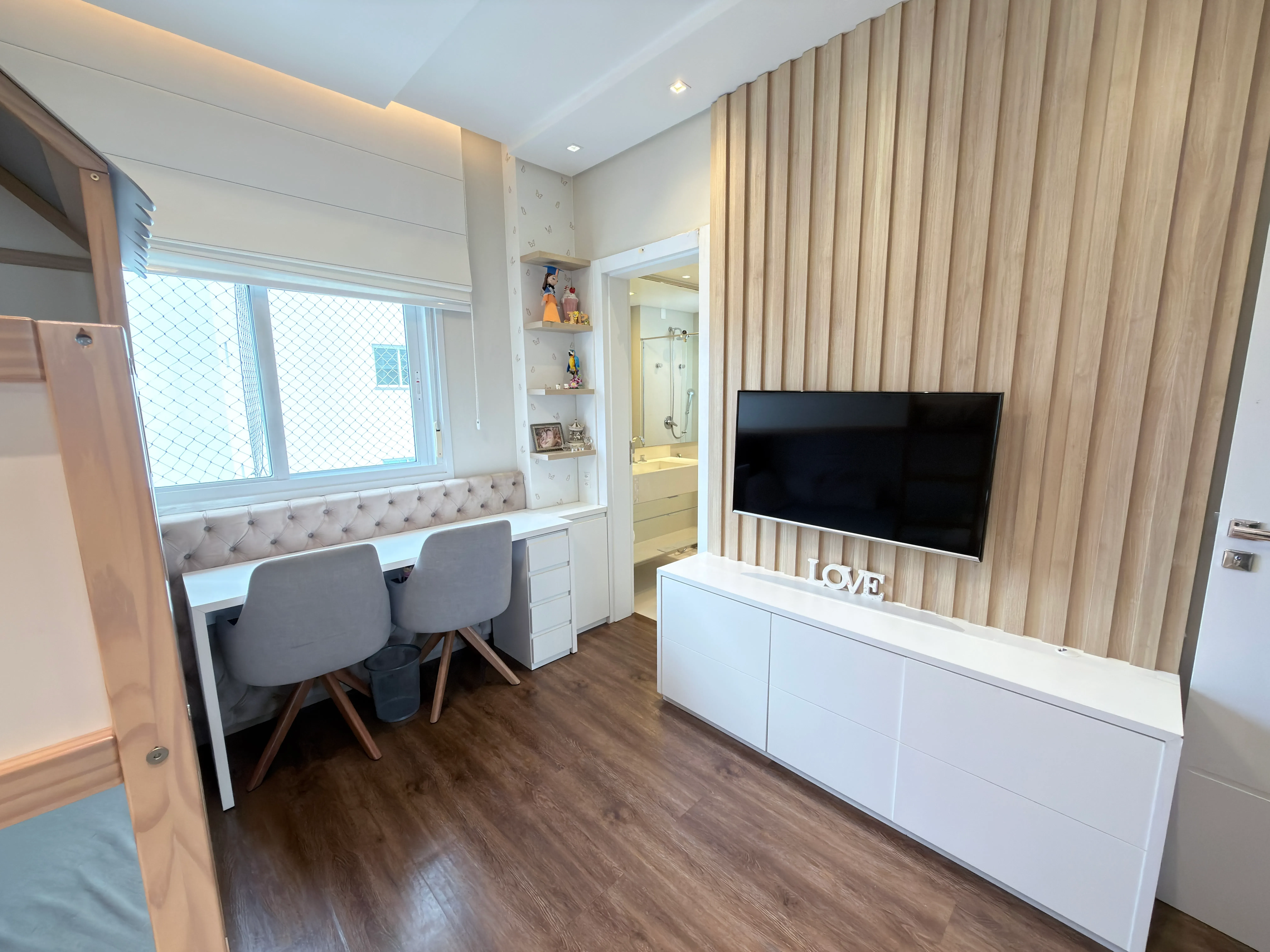 Apartamento com 3 dormitórios sendo 3 suítes e 3 vagas de garagem em Balneário Camboriú/SC