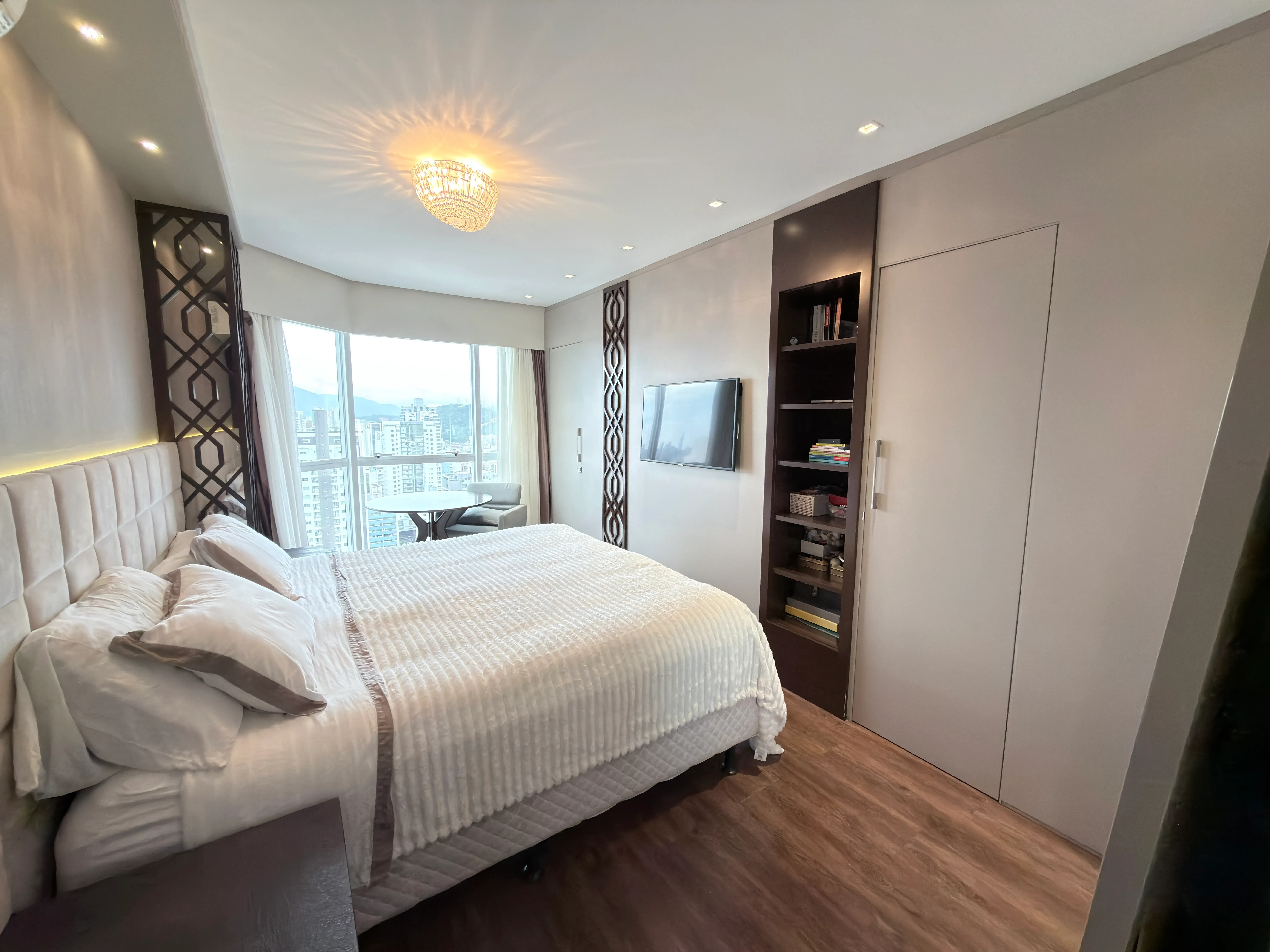 Apartamento com 3 dormitórios sendo 3 suítes e 3 vagas de garagem em Balneário Camboriú/SC