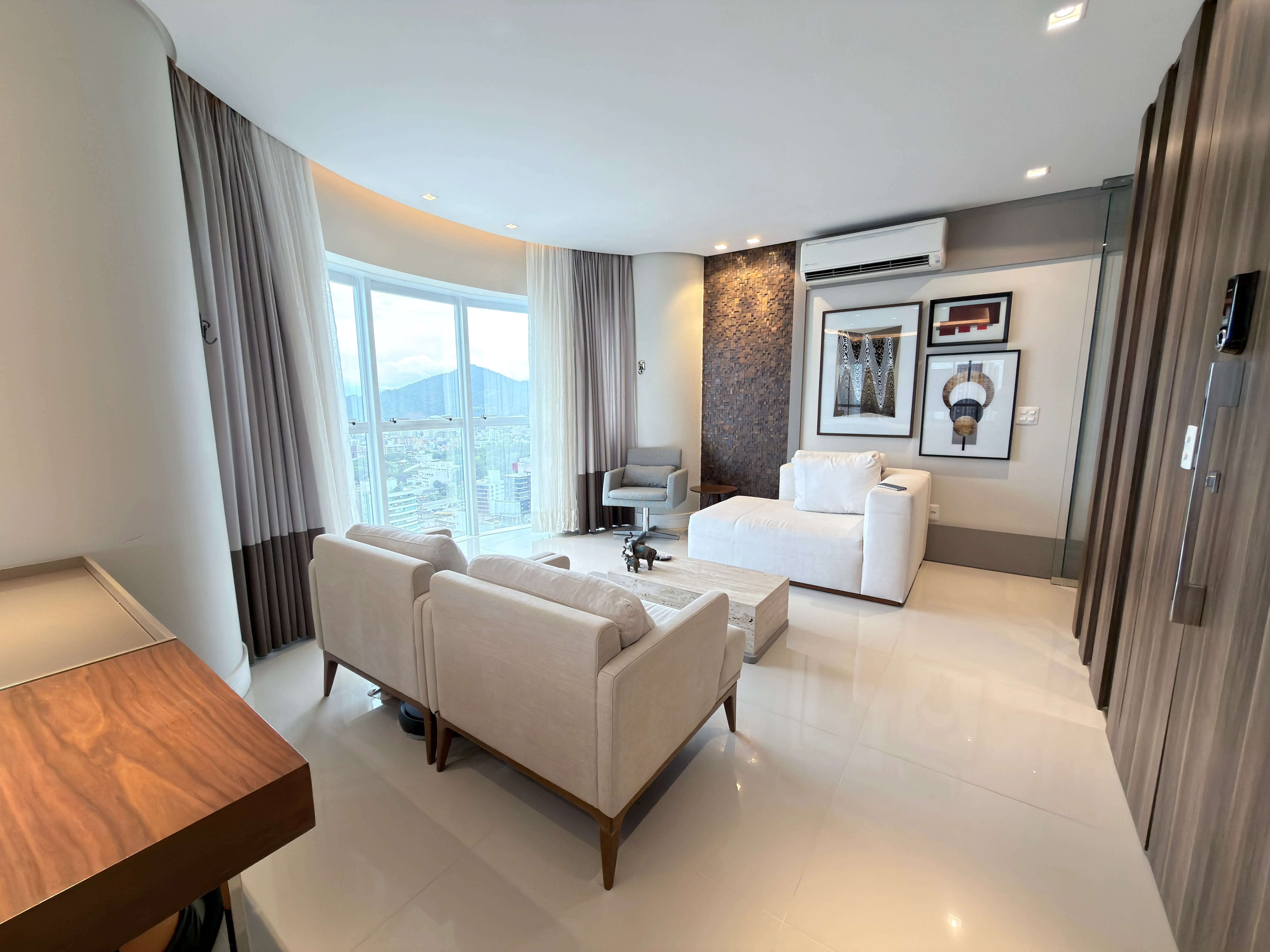 Apartamento com 3 dormitórios sendo 3 suítes e 3 vagas de garagem em Balneário Camboriú/SC