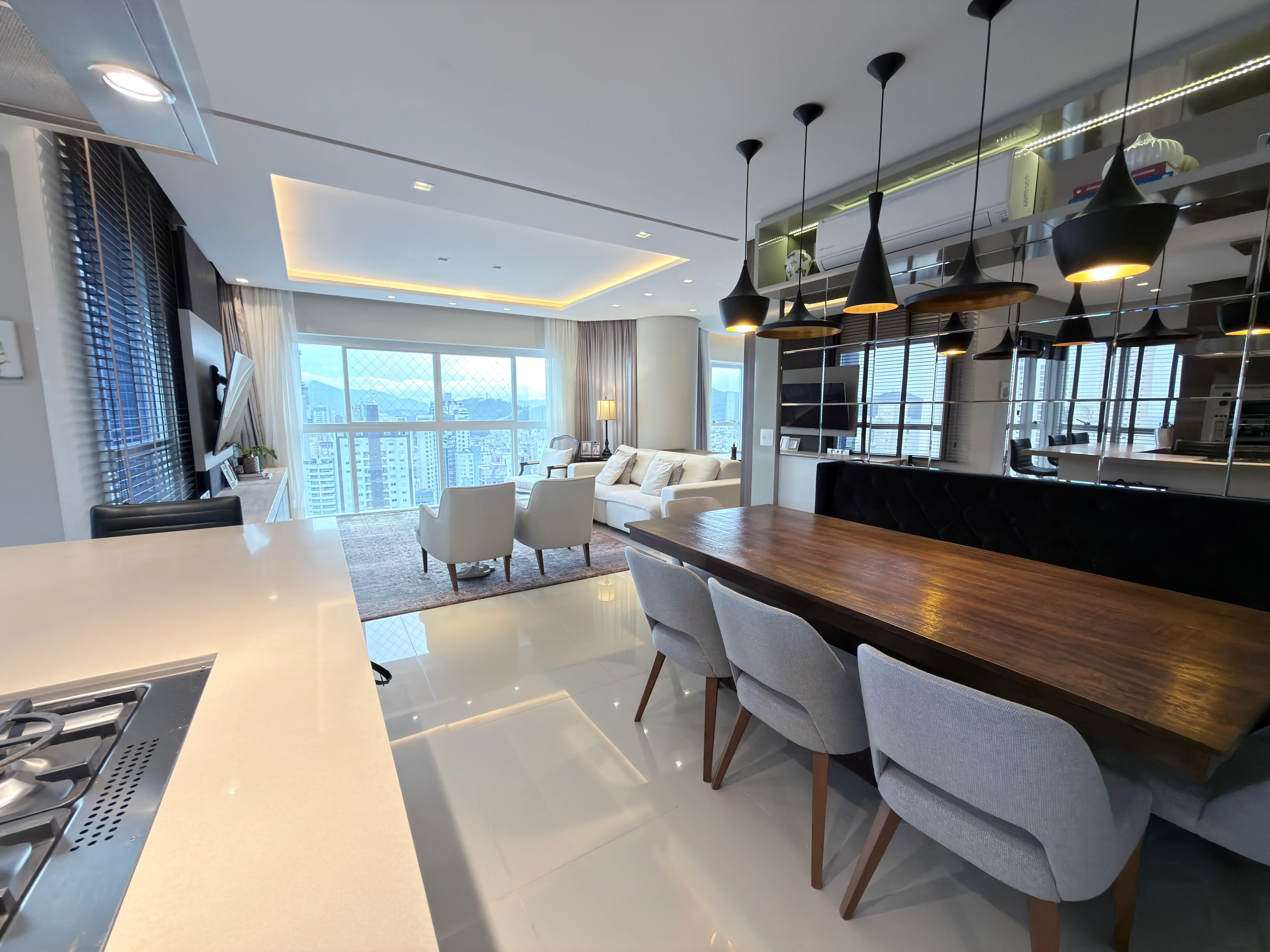 Apartamento com 3 dormitórios sendo 3 suítes e 3 vagas de garagem em Balneário Camboriú/SC