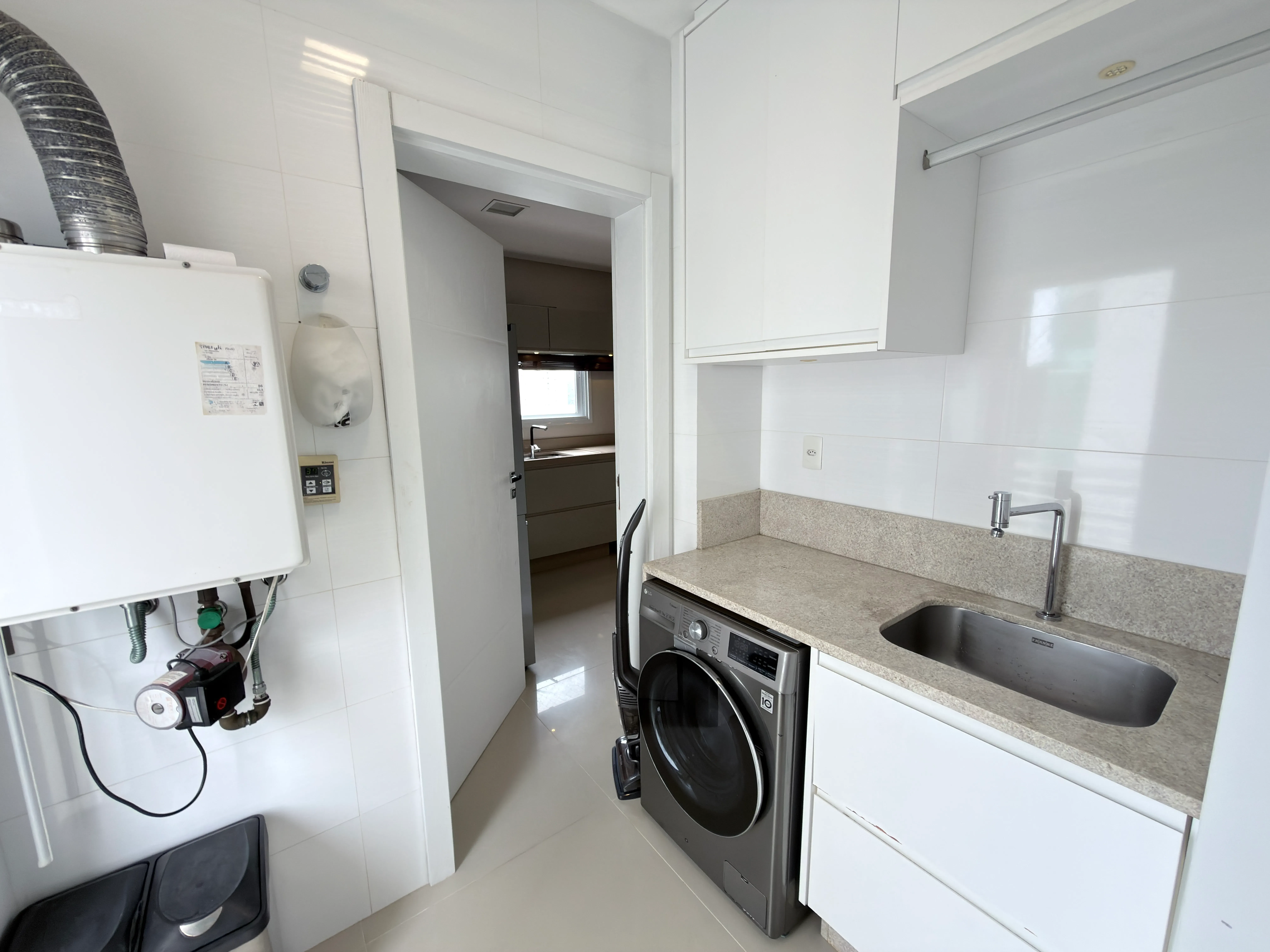 Apartamento com 3 dormitórios sendo 3 suítes e 3 vagas de garagem em Balneário Camboriú/SC