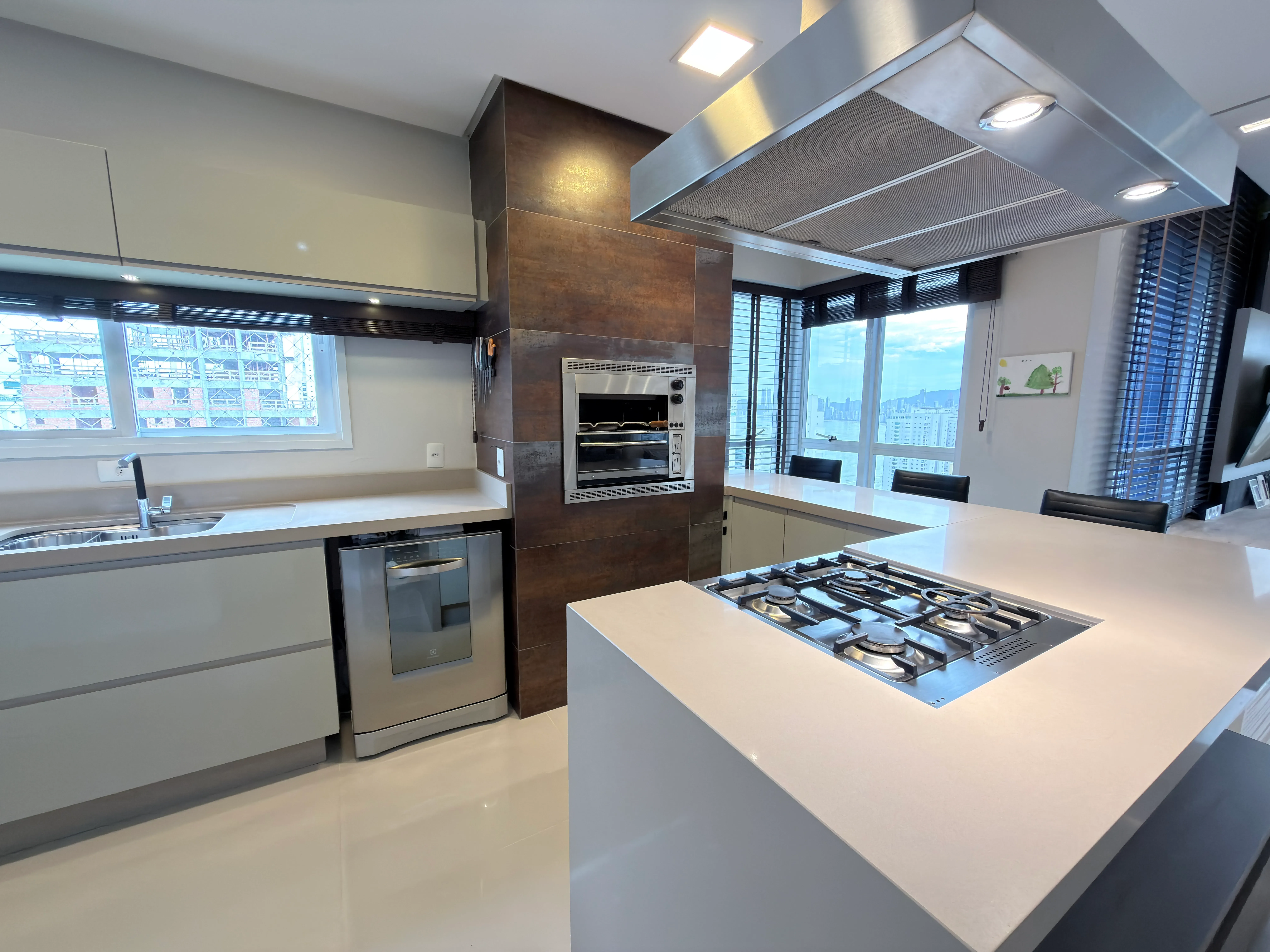 Apartamento com 3 dormitórios sendo 3 suítes e 3 vagas de garagem em Balneário Camboriú/SC