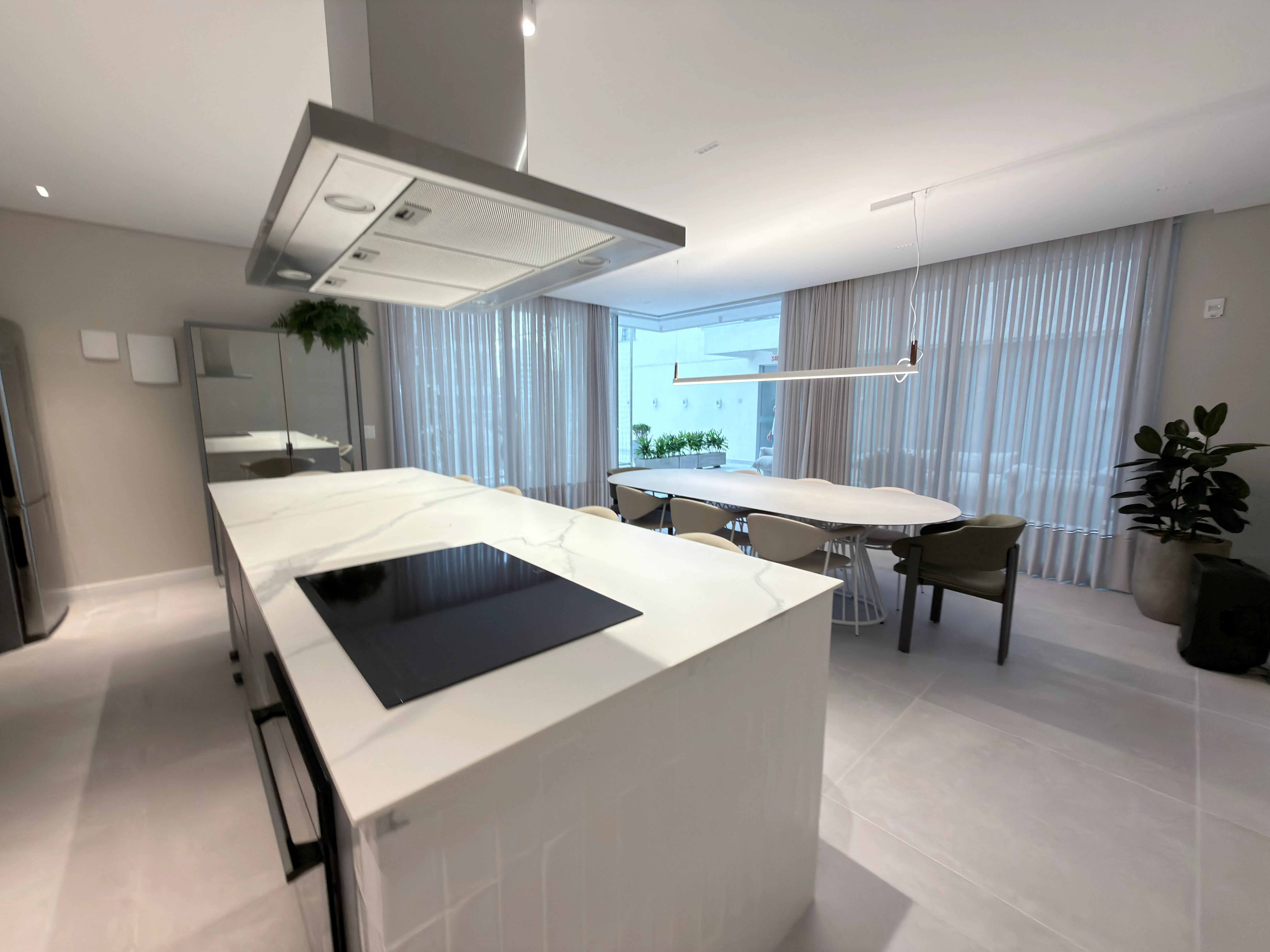 Apartamento com 3 dormitórios sendo 3 suítes e 3 vagas de garagem em Balneário Camboriú/SC