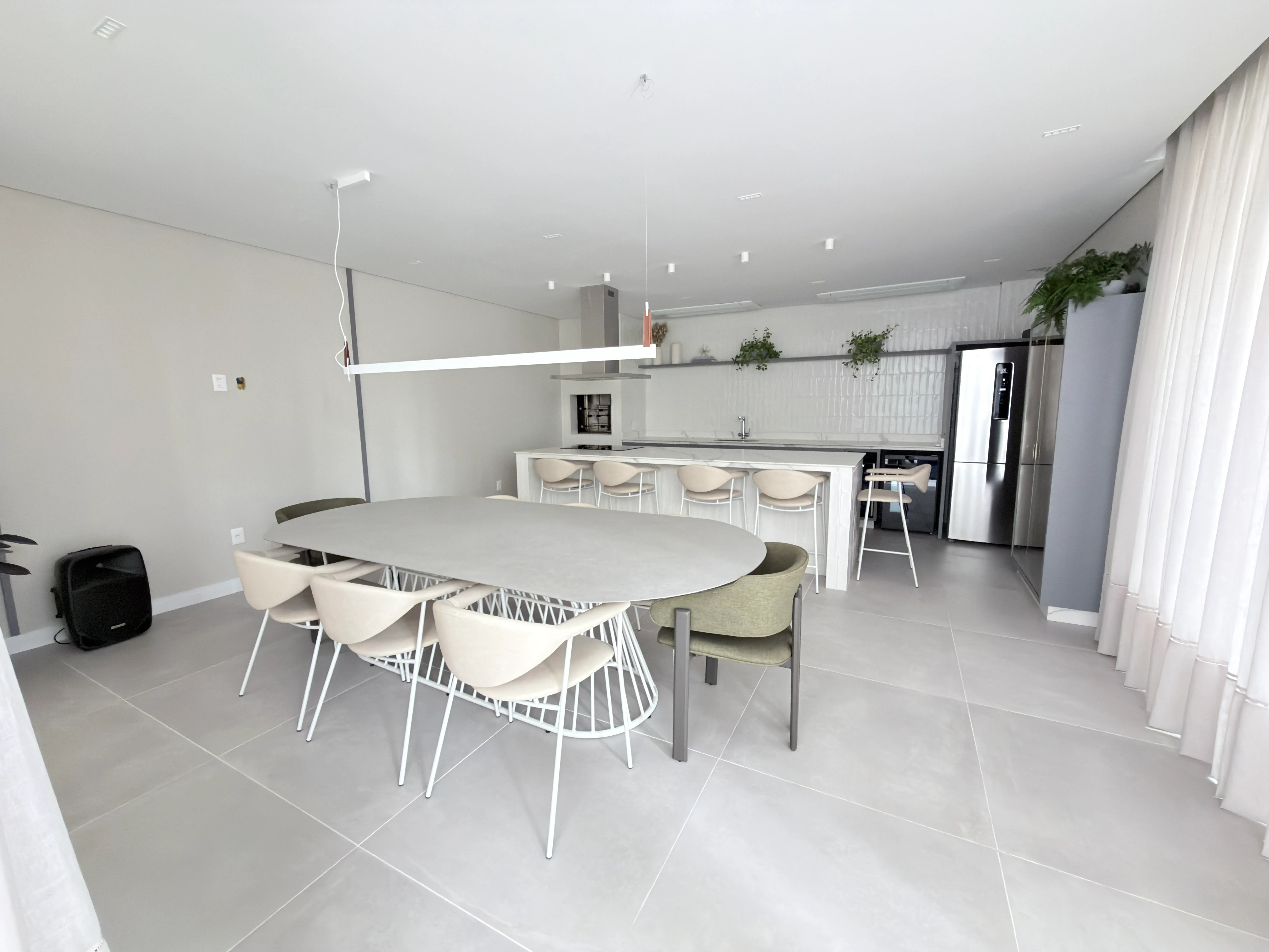 Apartamento com 3 dormitórios sendo 3 suítes e 3 vagas de garagem em Balneário Camboriú/SC