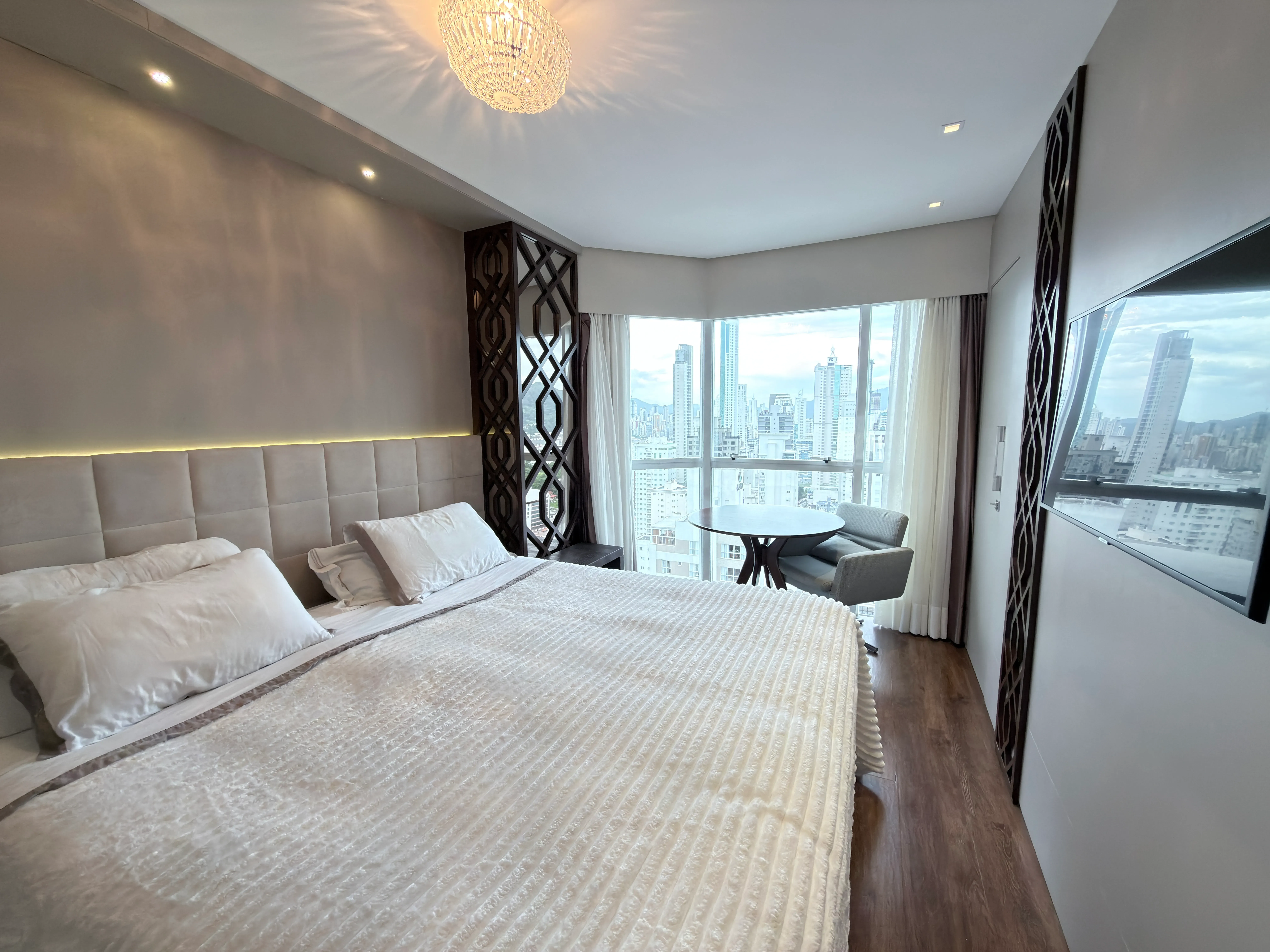 Apartamento com 3 dormitórios sendo 3 suítes e 3 vagas de garagem em Balneário Camboriú/SC