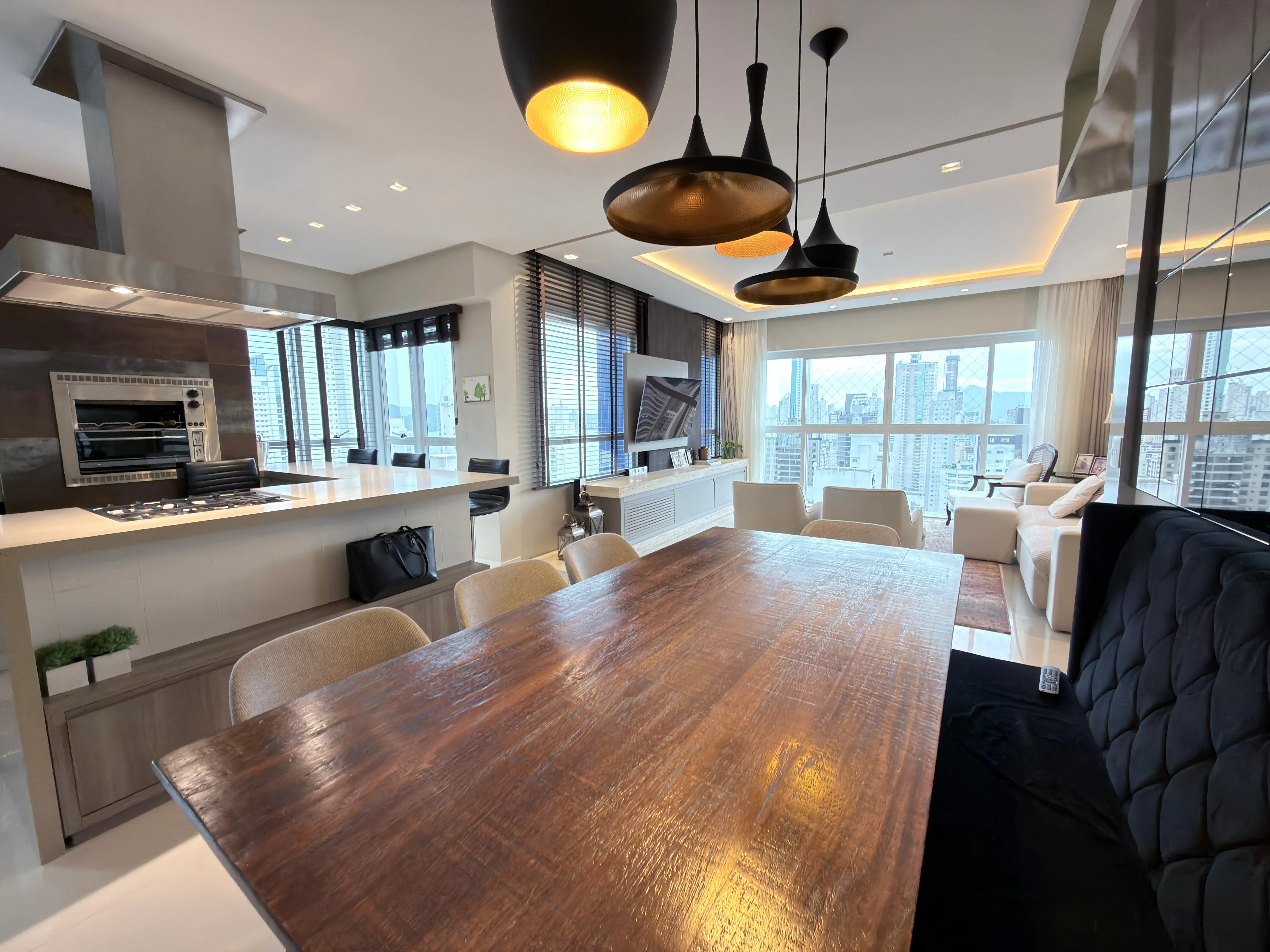 Apartamento com 3 dormitórios sendo 3 suítes e 3 vagas de garagem em Balneário Camboriú/SC