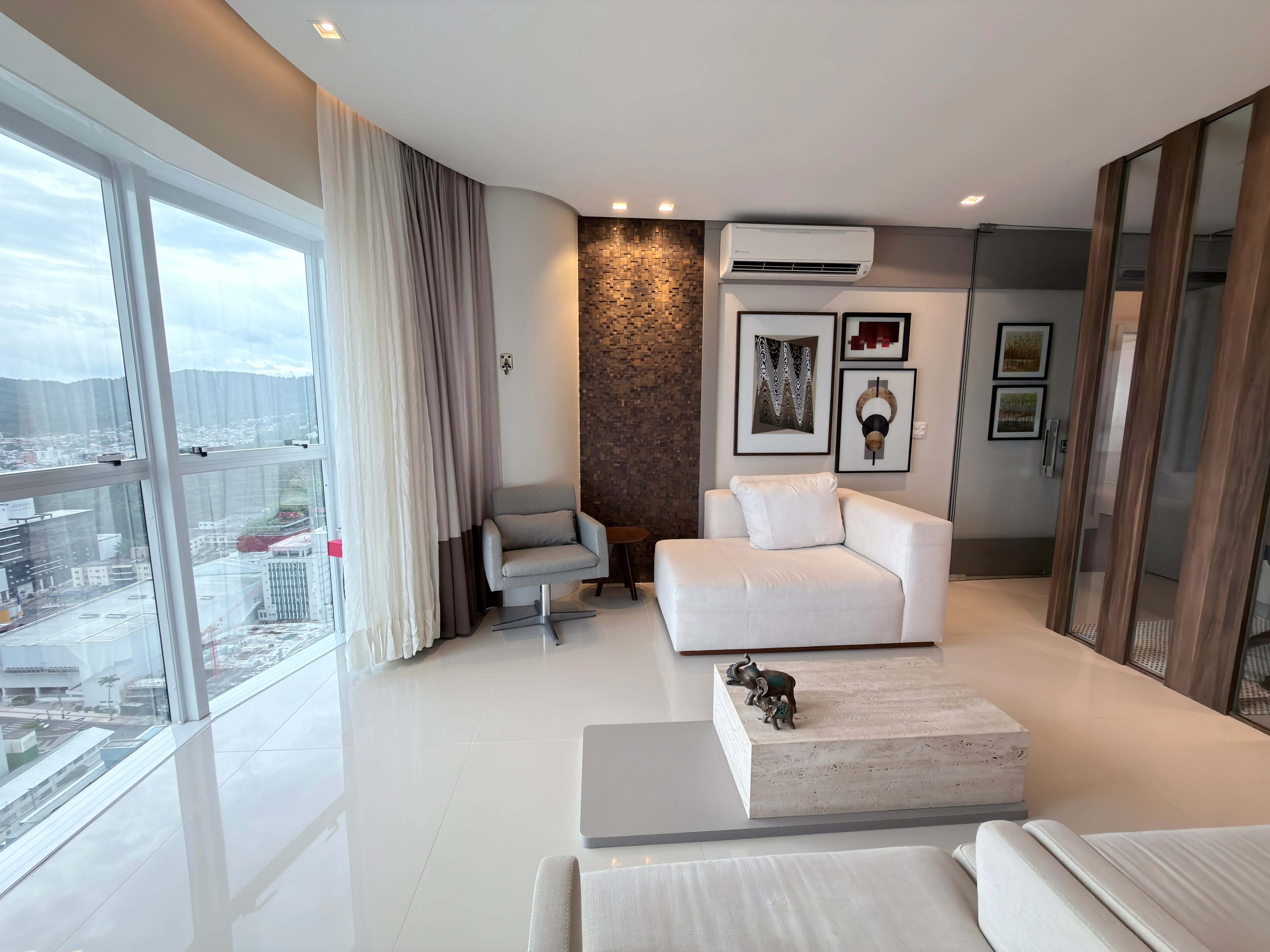 Apartamento com 3 dormitórios sendo 3 suítes e 3 vagas de garagem em Balneário Camboriú/SC