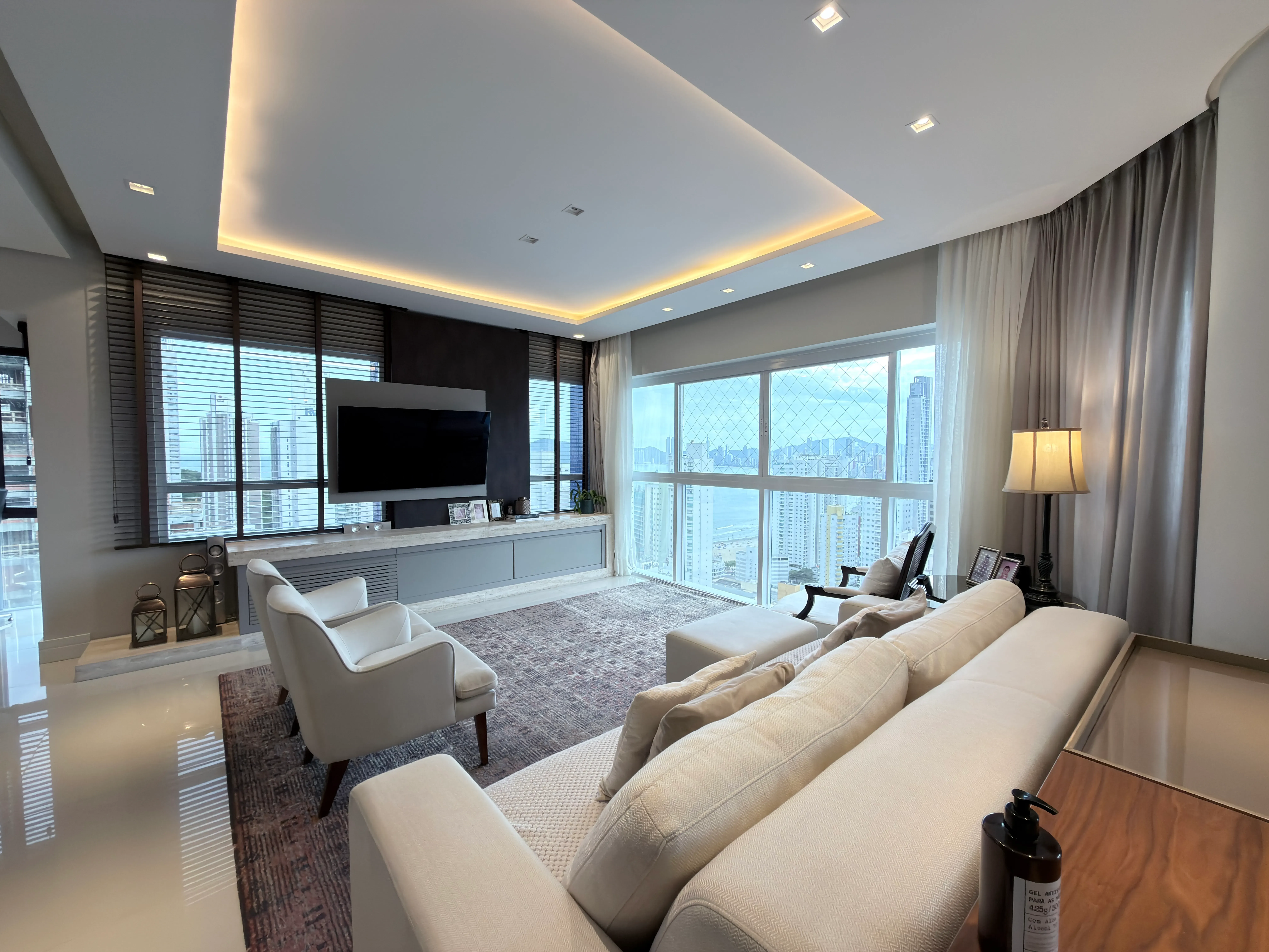 Apartamento com 3 dormitórios sendo 3 suítes e 3 vagas de garagem em Balneário Camboriú/SC