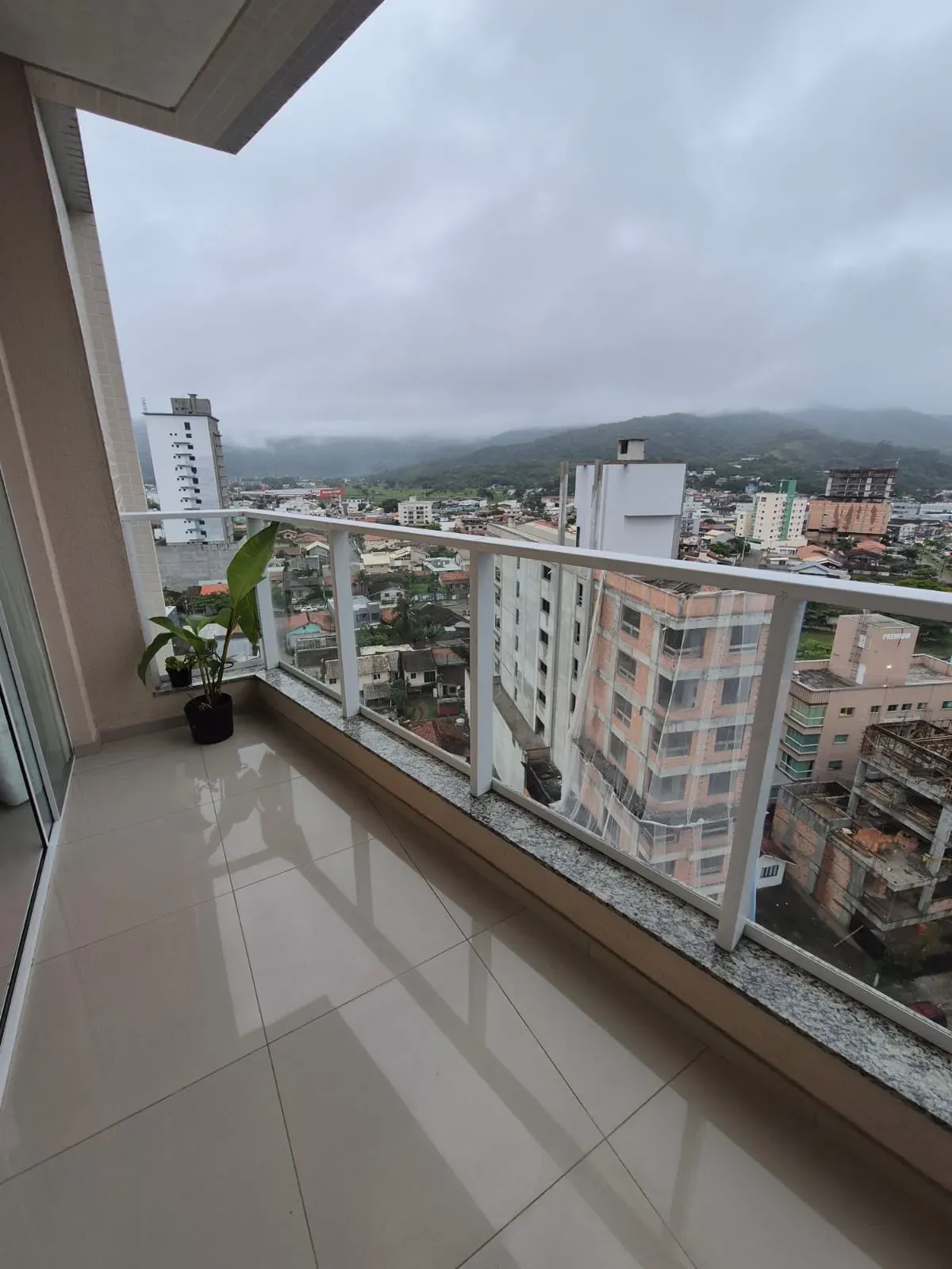 Apartamento com 2 dormitórios sendo 2 suítes e 2 vagas de garagem em Porto Belo/SC