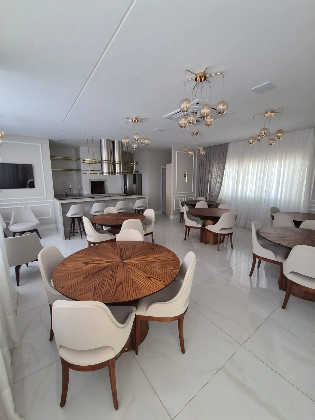 Apartamento com 2 dormitórios sendo 2 suítes e 2 vagas de garagem em Porto Belo/SC