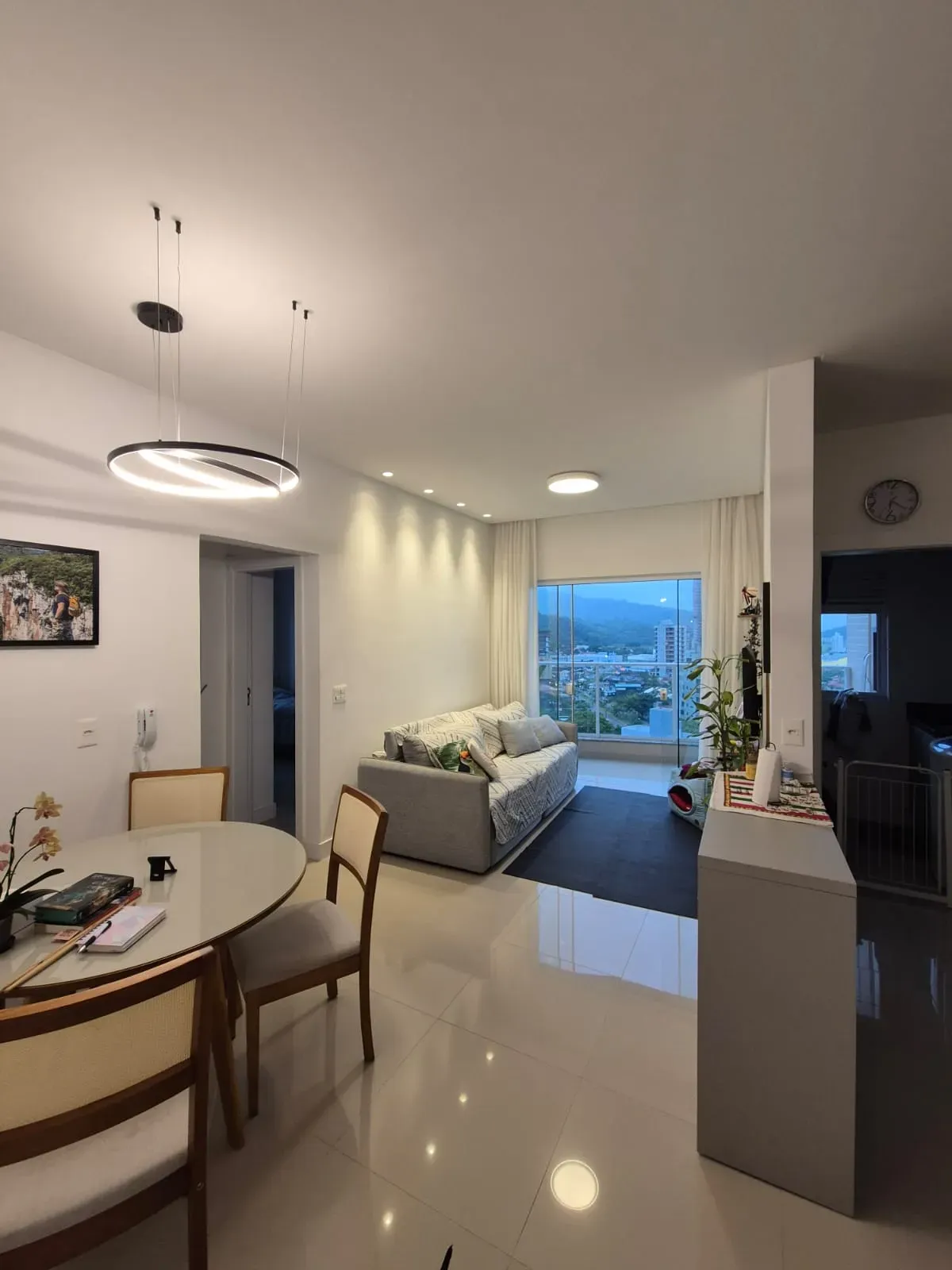 Apartamento com 2 dormitórios sendo 2 suítes e 2 vagas de garagem em Porto Belo/SC