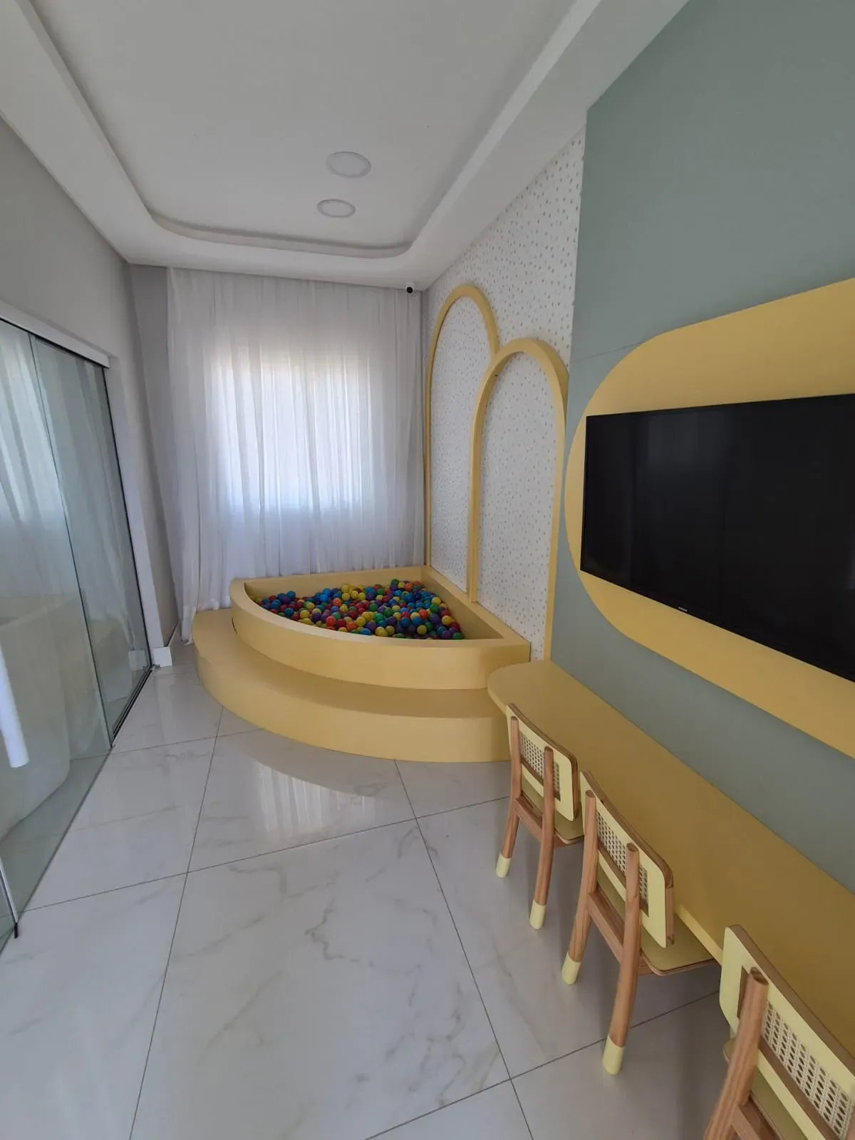 Apartamento com 2 dormitórios sendo 2 suítes e 2 vagas de garagem em Porto Belo/SC