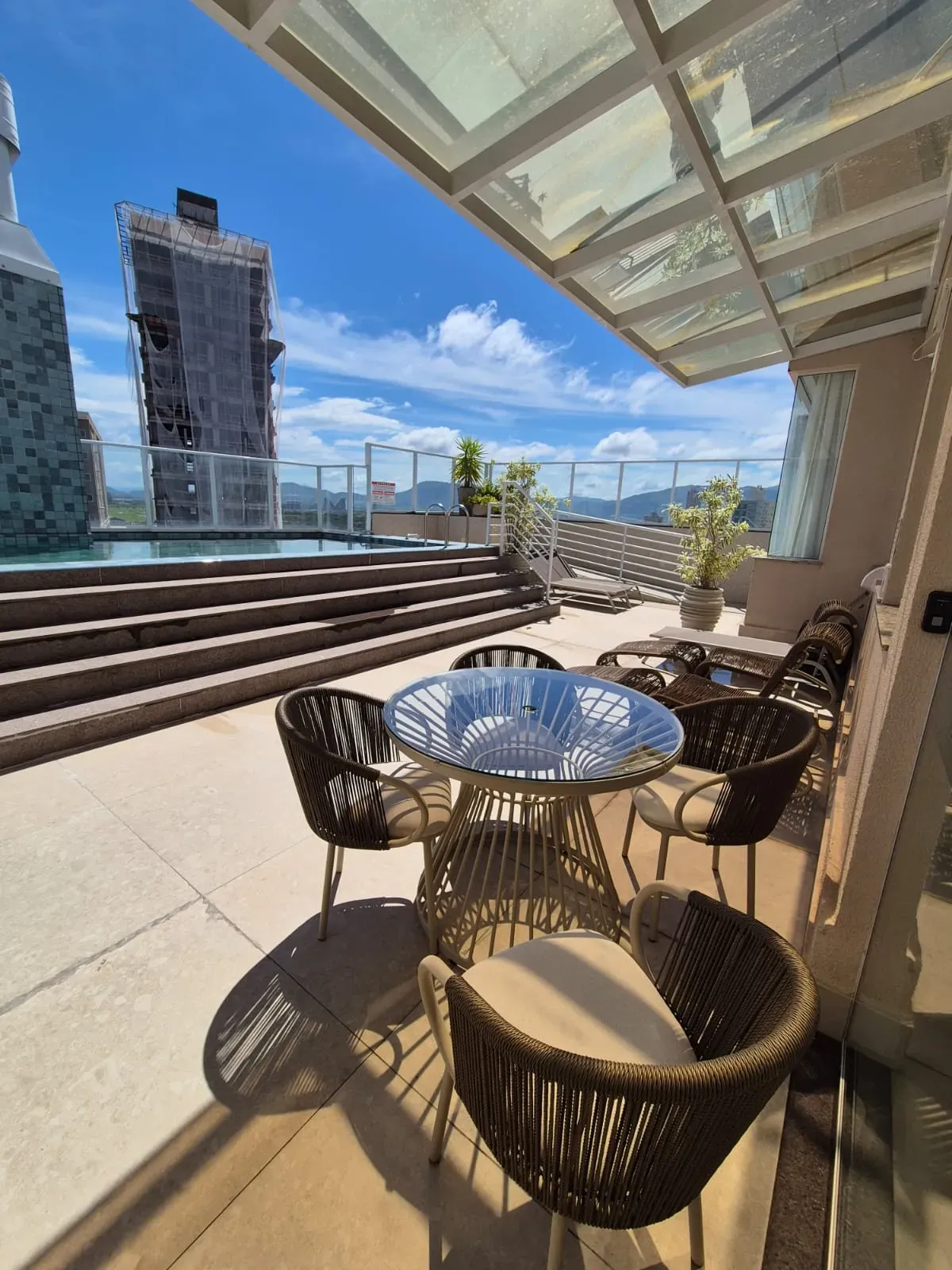 Apartamento com 2 dormitórios sendo 2 suítes e 2 vagas de garagem em Porto Belo/SC