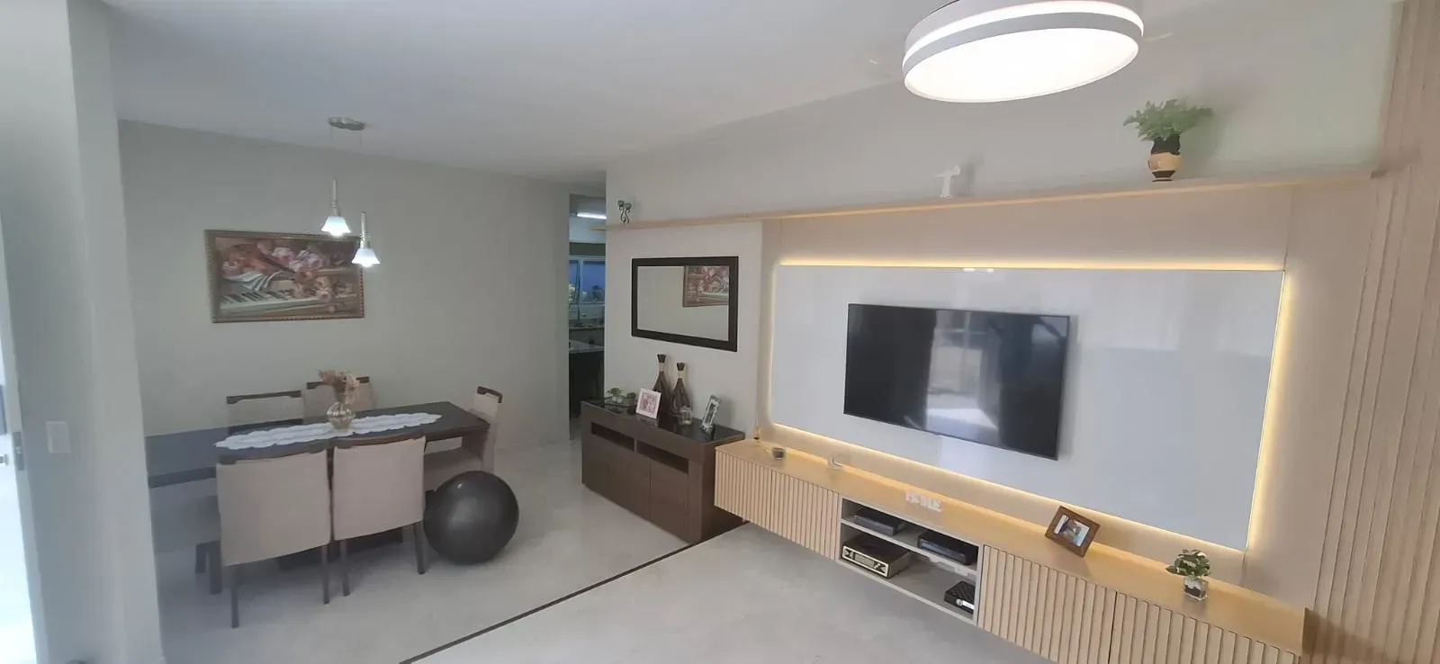 Casa com 4 dormitórios sendo 1 suíte e 4 vagas de garagem em Florianópolis/SC