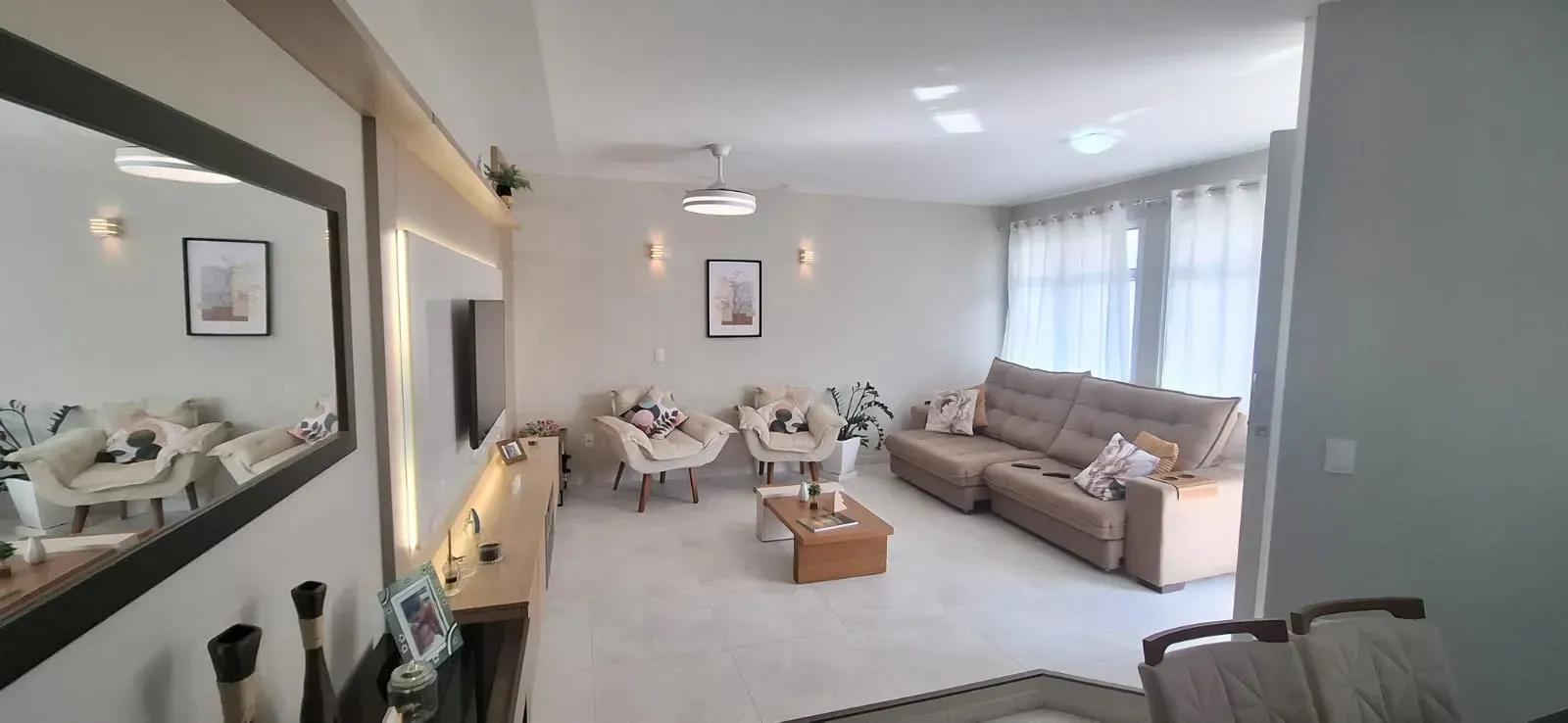 Casa com 4 dormitórios sendo 1 suíte e 4 vagas de garagem em Florianópolis/SC