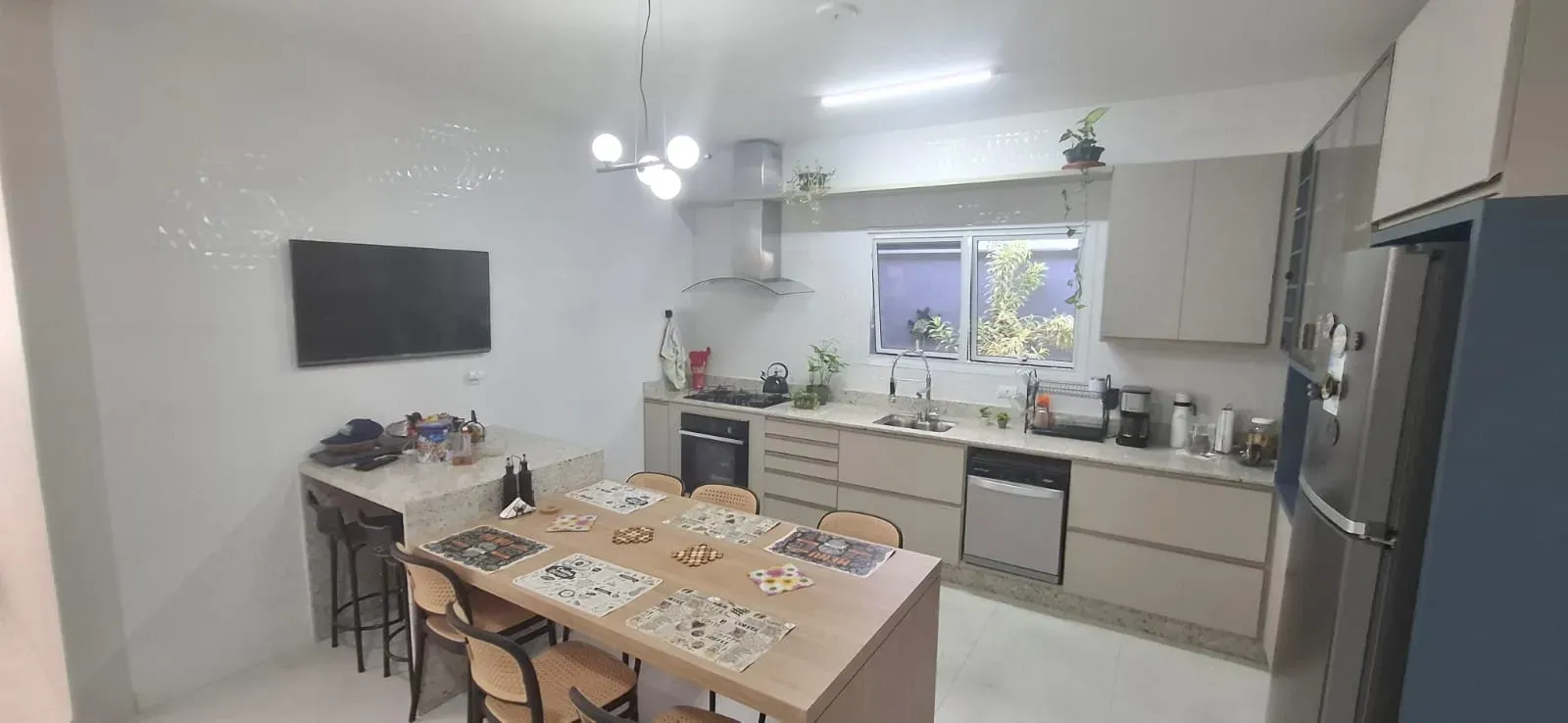 Casa com 4 dormitórios sendo 1 suíte e 4 vagas de garagem em Florianópolis/SC