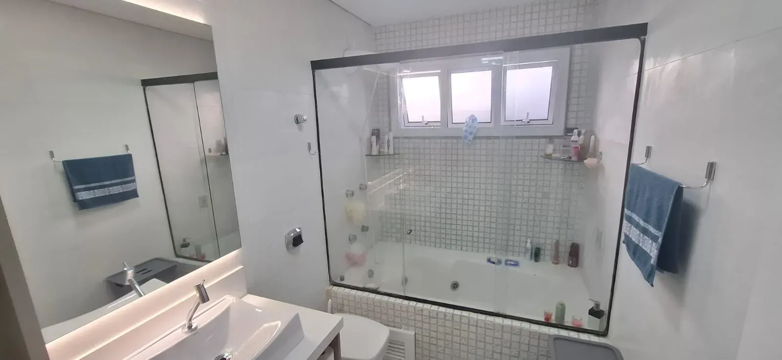 Casa com 4 dormitórios sendo 1 suíte e 4 vagas de garagem em Florianópolis/SC