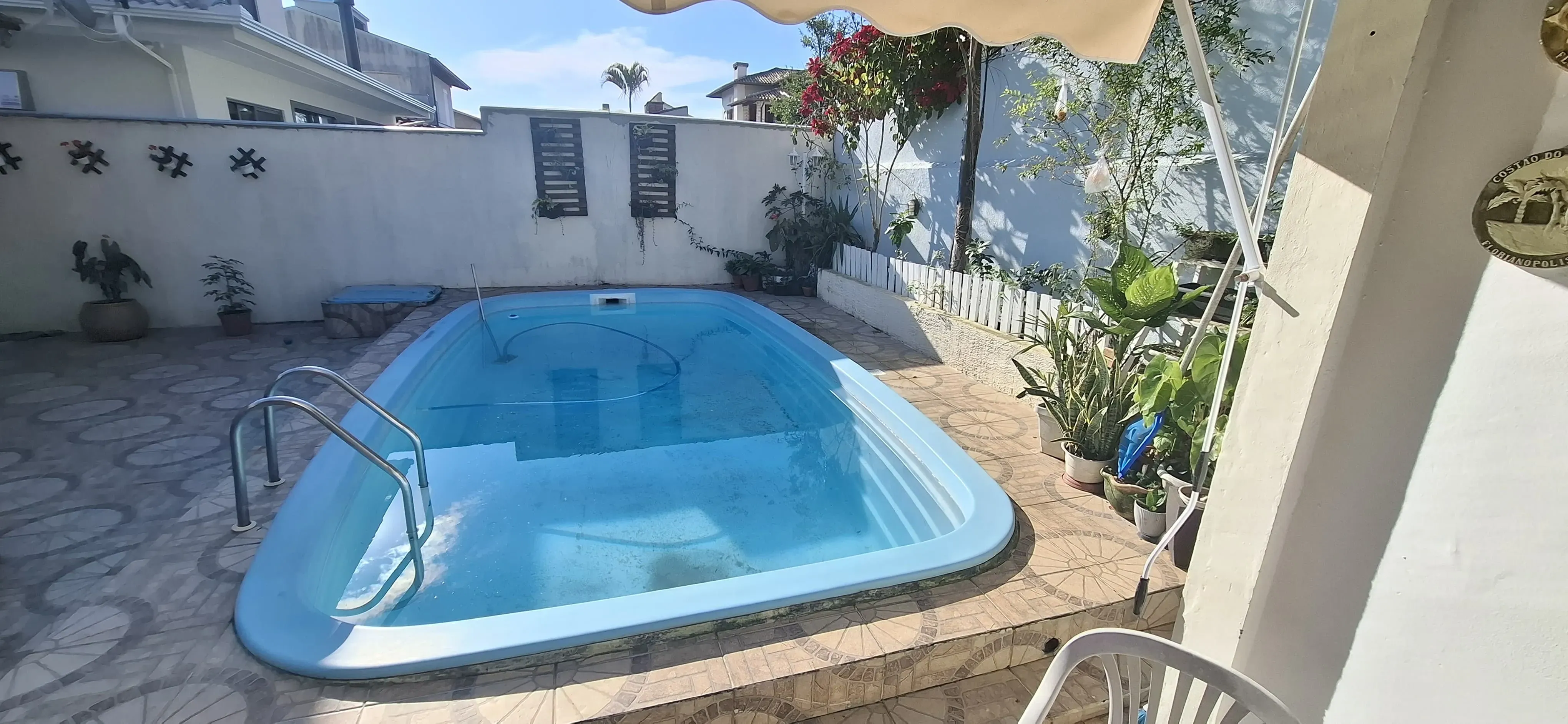 Casa com 4 dormitórios sendo 1 suíte e 4 vagas de garagem em Florianópolis/SC