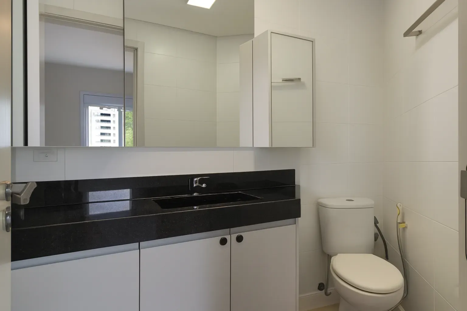 Apartamento com 3 dormitórios sendo 2 suítes e 3 vagas de garagem em Florianópolis/SC