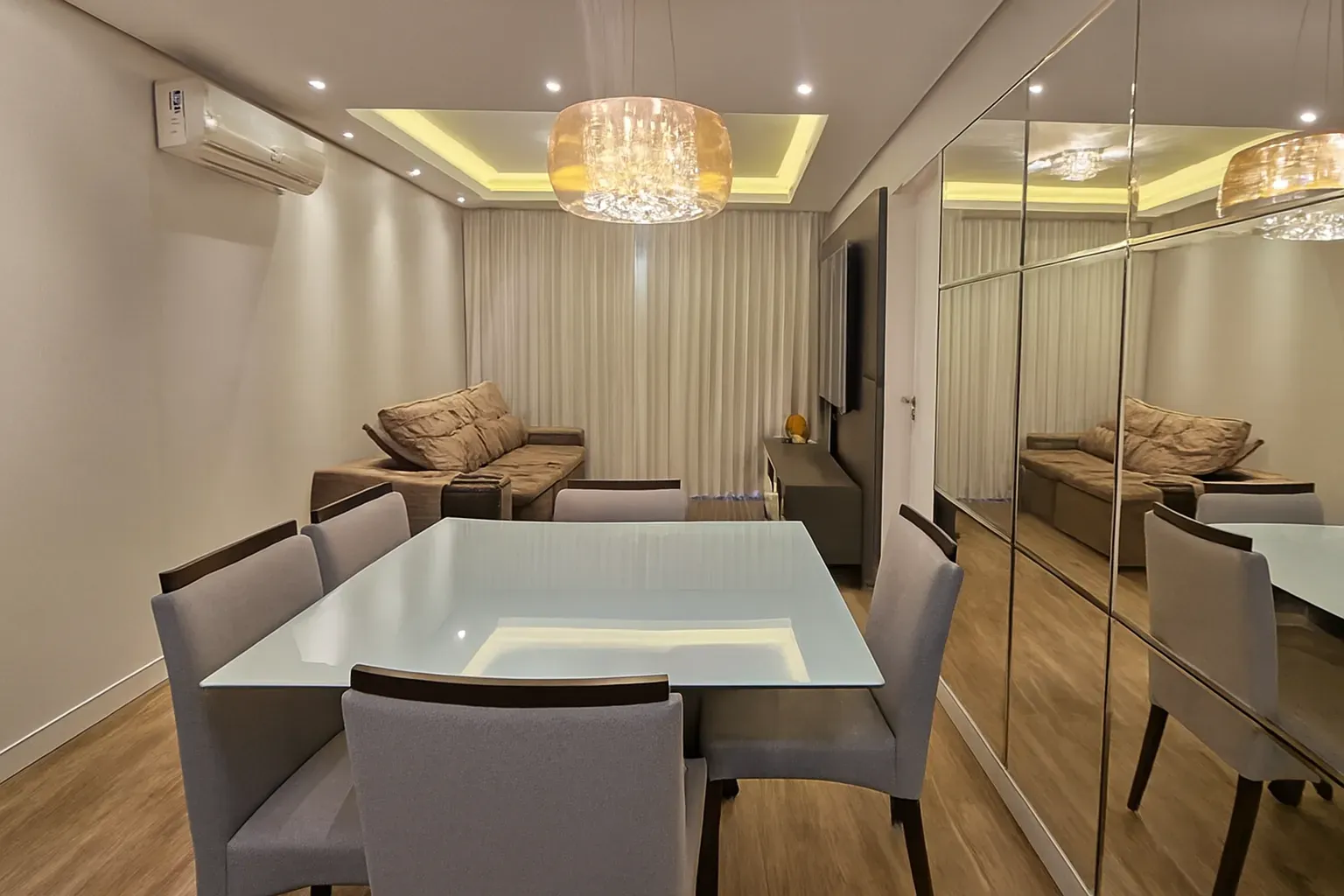 Apartamento com 3 dormitórios sendo 2 suítes e 3 vagas de garagem em Florianópolis/SC