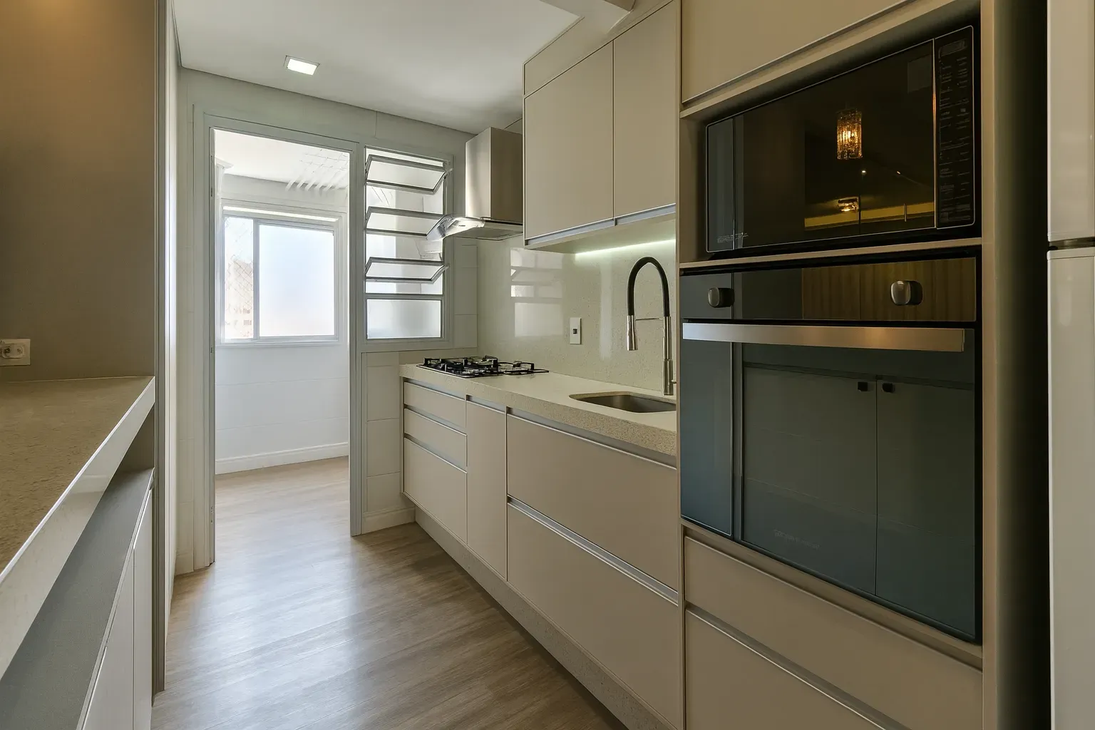 Apartamento com 3 dormitórios sendo 2 suítes e 3 vagas de garagem em Florianópolis/SC