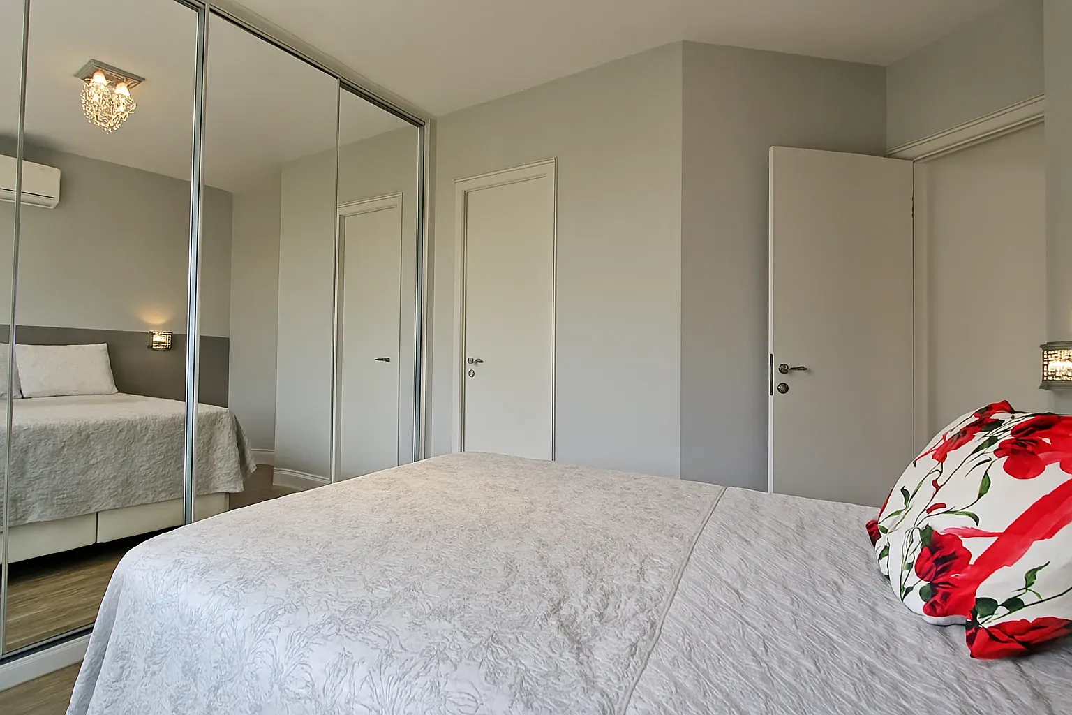 Apartamento com 3 dormitórios sendo 2 suítes e 3 vagas de garagem em Florianópolis/SC