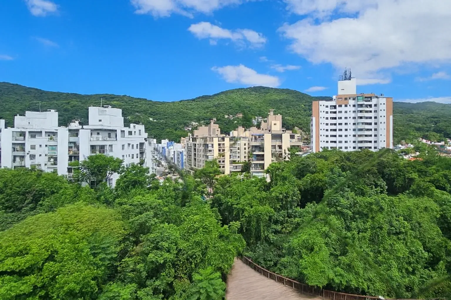 Apartamento com 3 dormitórios sendo 2 suítes e 3 vagas de garagem em Florianópolis/SC