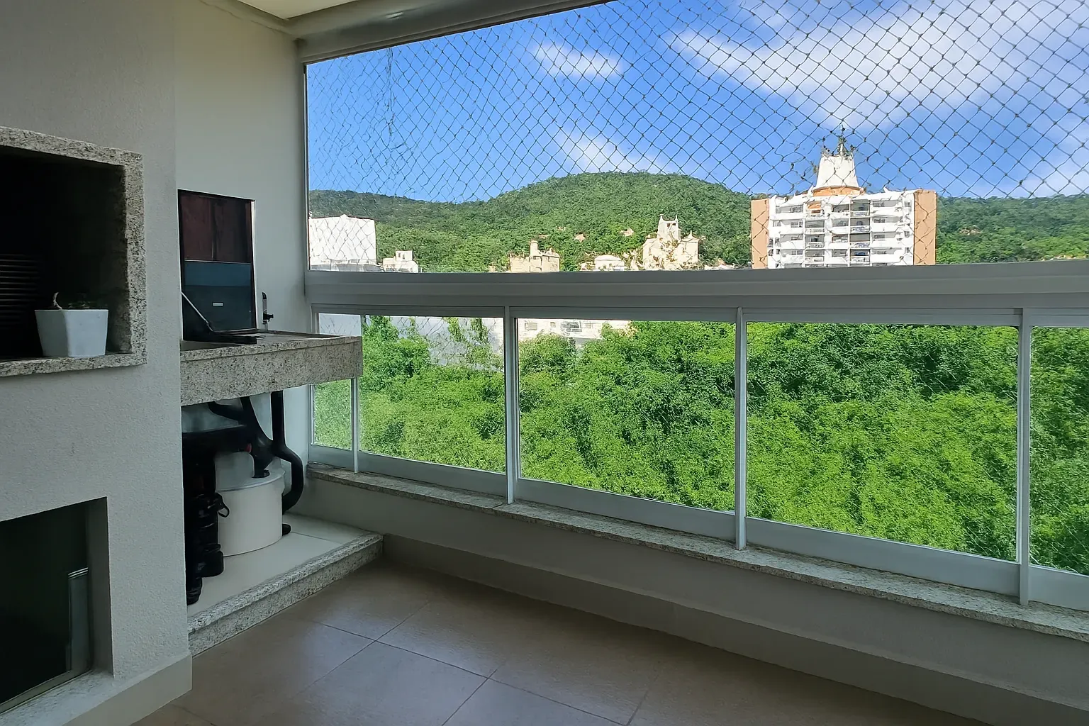 Apartamento com 3 dormitórios sendo 2 suítes e 3 vagas de garagem em Florianópolis/SC
