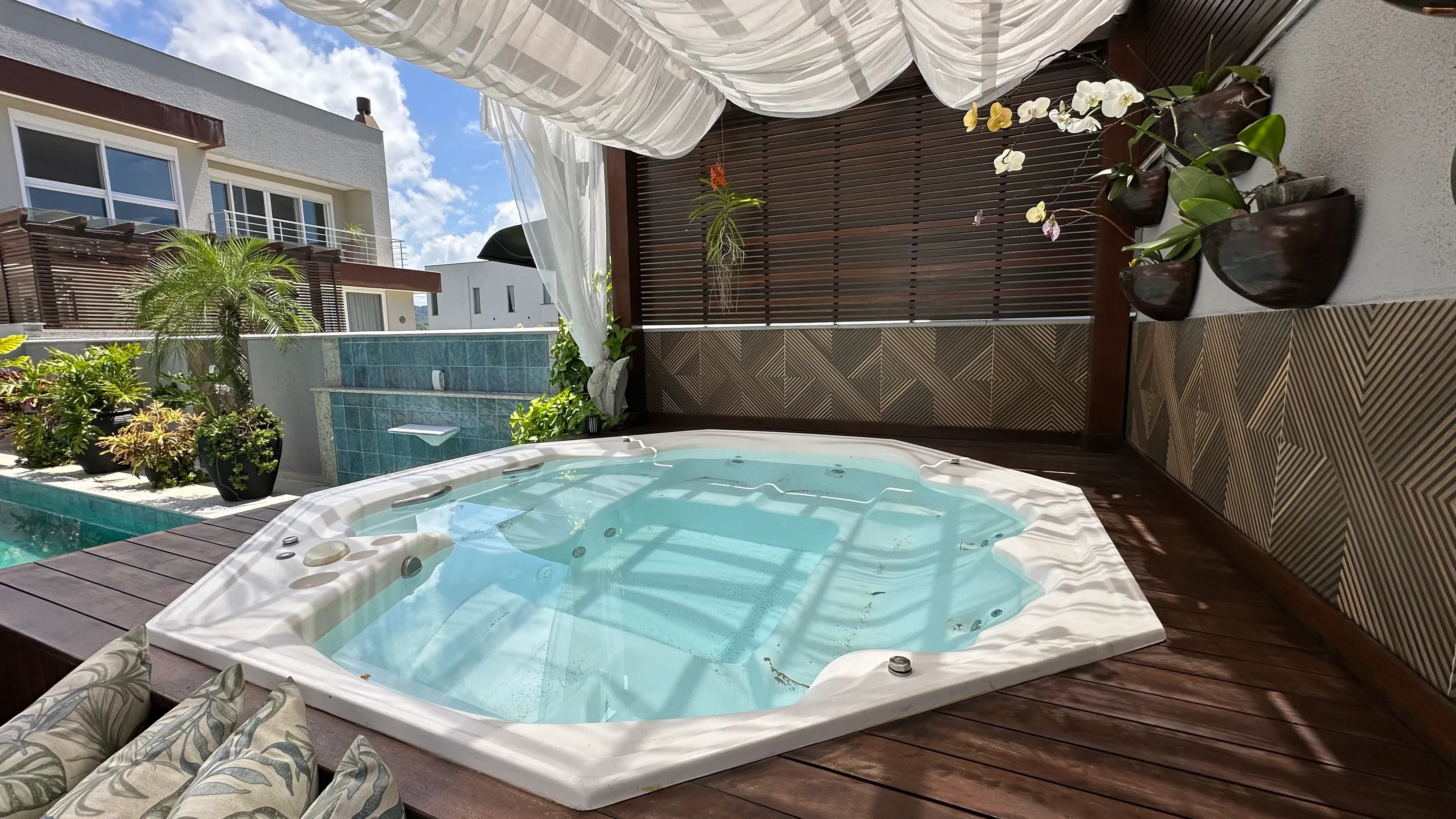 Casa com 4 dormitórios sendo 2 suítes e 4 vagas de garagem em Camboriú/SC