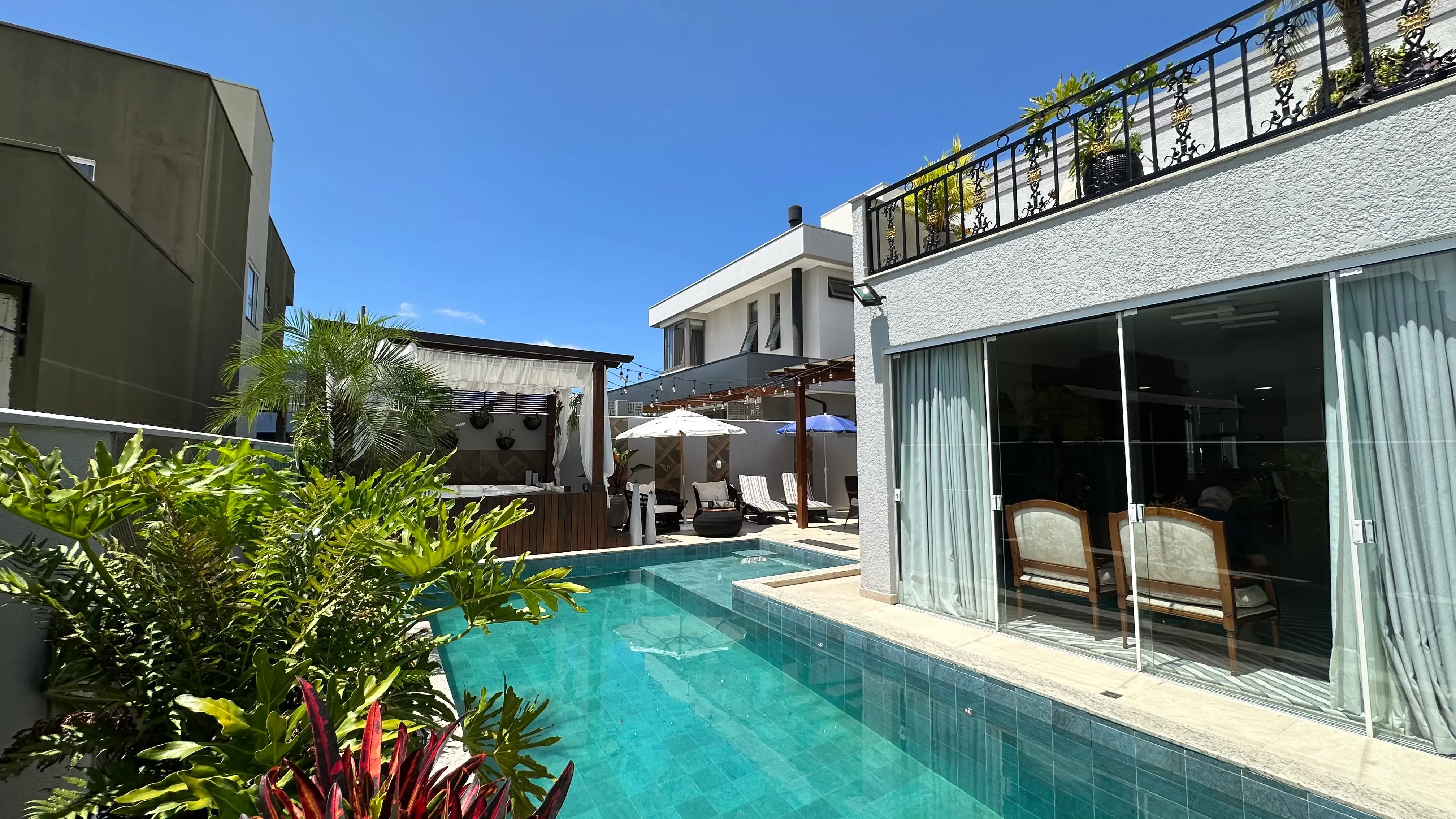 Casa com 4 dormitórios sendo 2 suítes e 4 vagas de garagem em Camboriú/SC