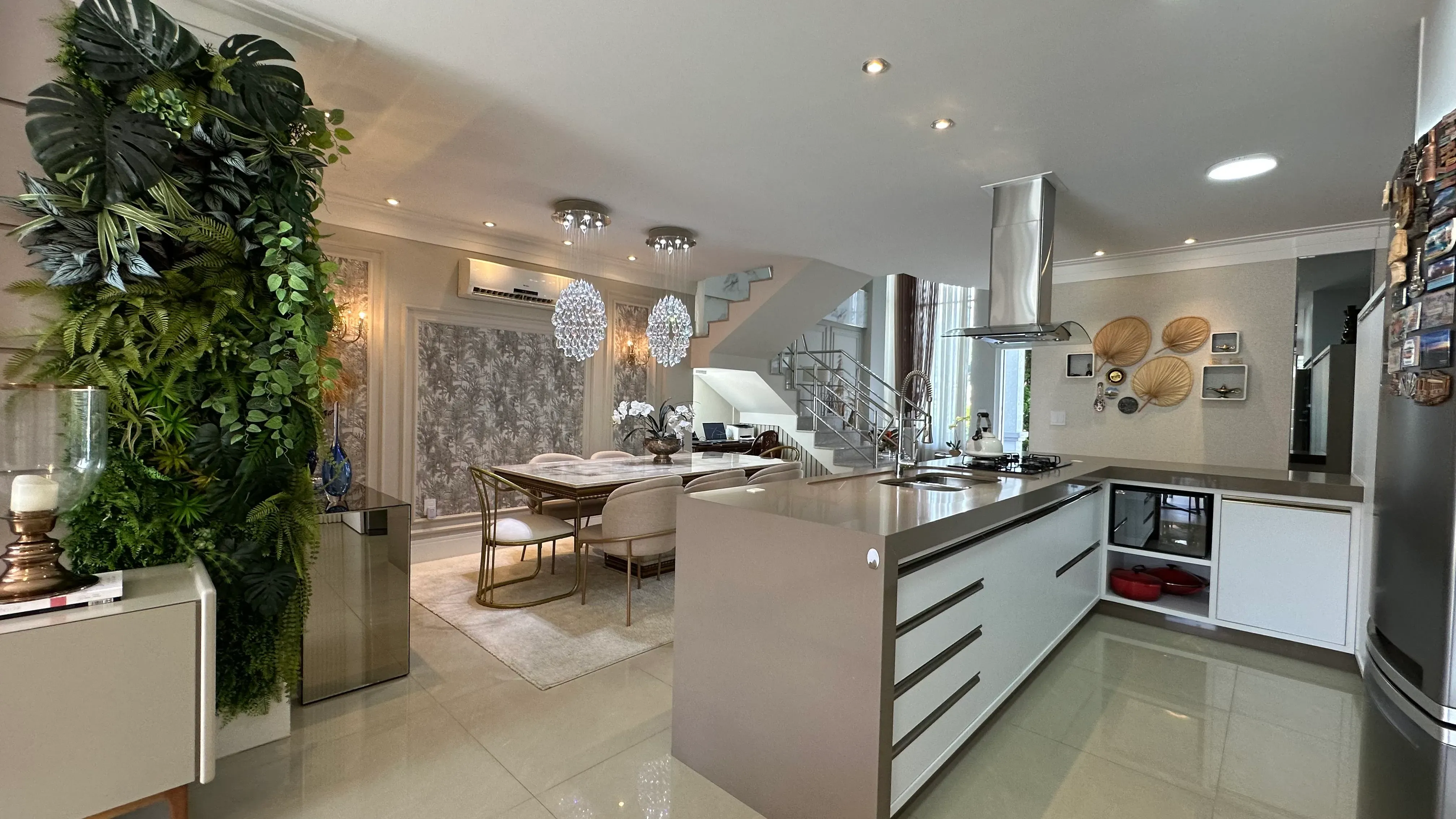 Casa com 4 dormitórios sendo 2 suítes e 4 vagas de garagem em Camboriú/SC