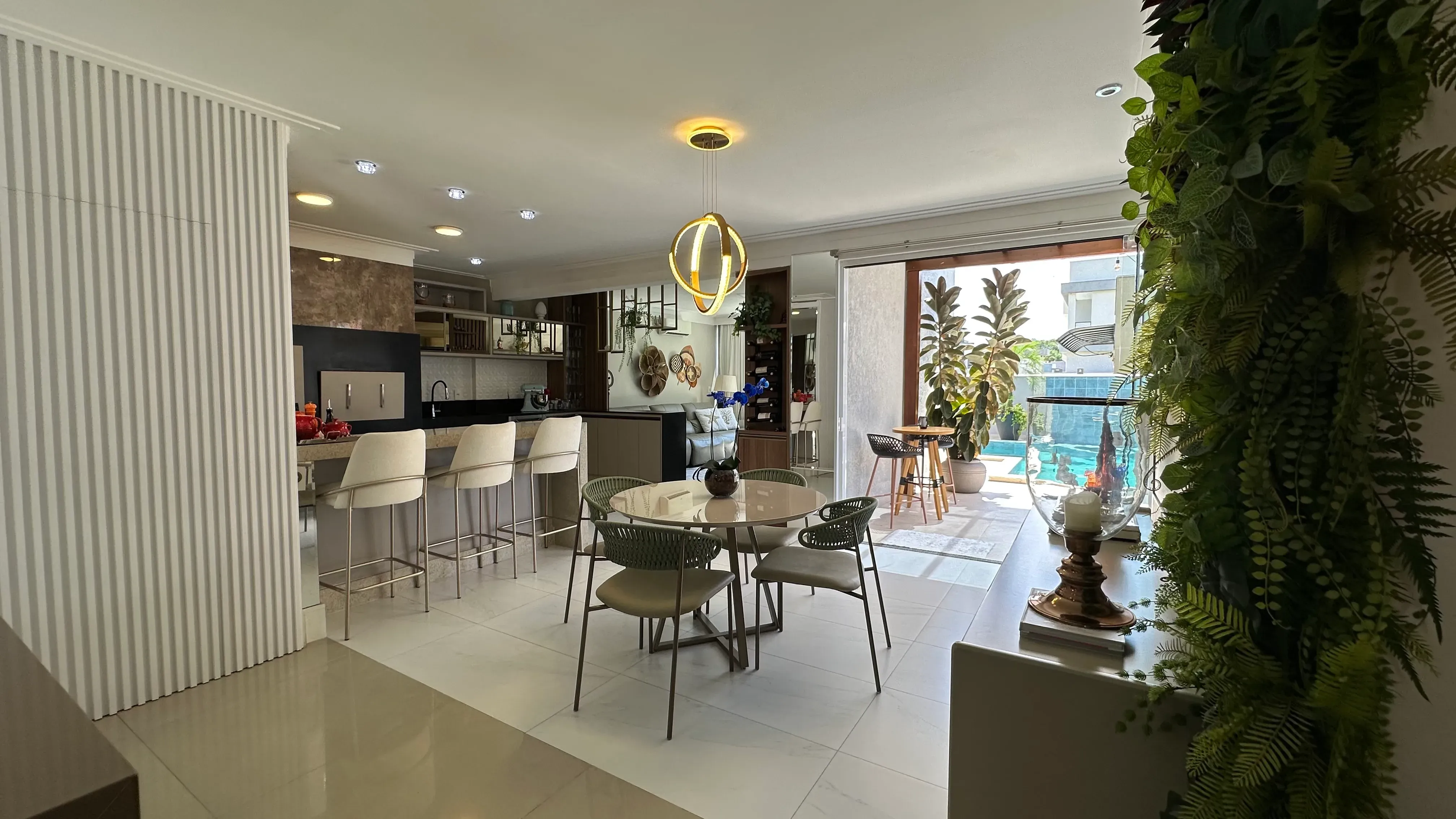 Casa com 4 dormitórios sendo 2 suítes e 4 vagas de garagem em Camboriú/SC